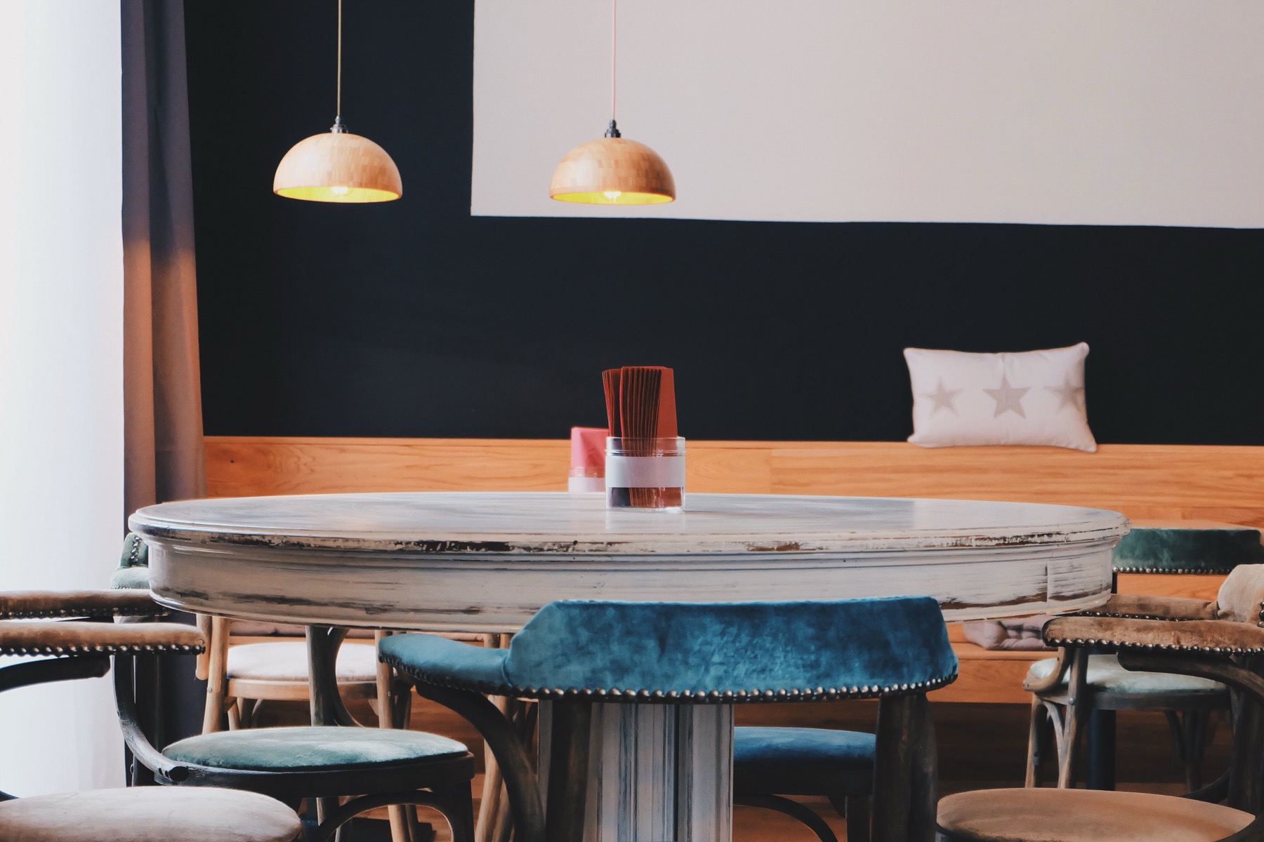 Estonia: 25 de idei ce să vezi și să experimentezi în Baltica nordică în 2026 37 Restaurant nordic cu masa pusă