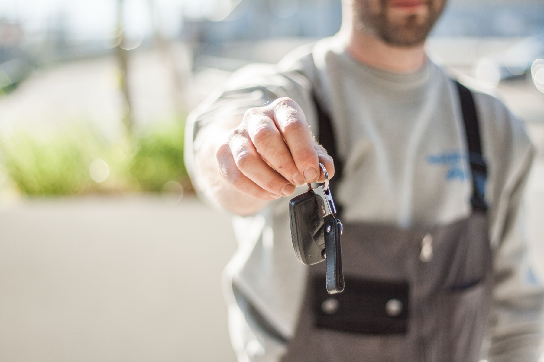 How to Travel to Estonia: Flights, Ferry & Driving in 2026 10 Handing over rental car keys