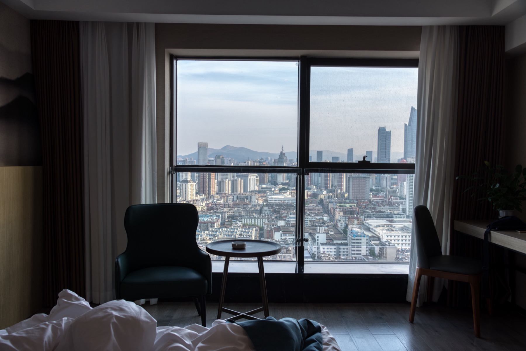Unde să stai în Tallinn, Estonia: cele mai bune cartiere și hoteluri 2026 2 Cameră de hotel cu vedere spre oraș