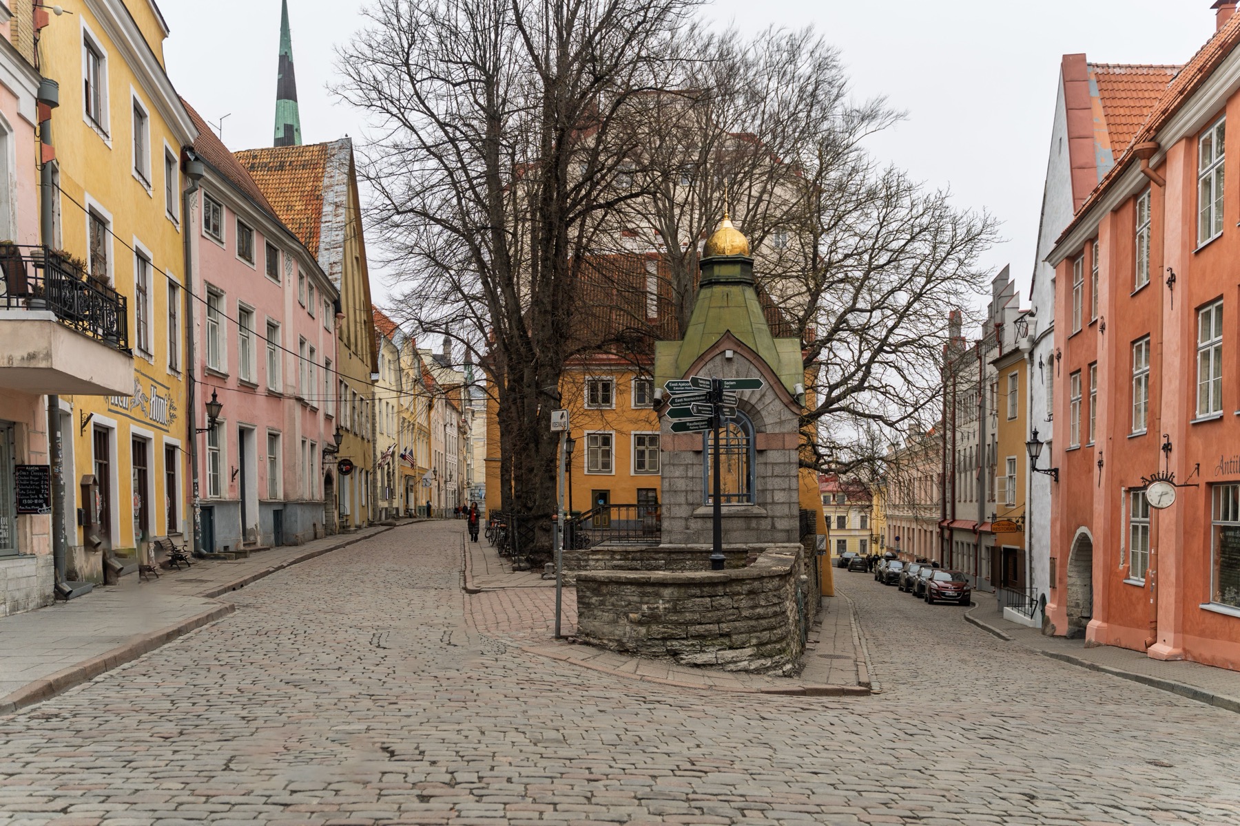 Unde să stai în Tallinn, Estonia: cele mai bune cartiere și hoteluri 2026 4 Străduță pavată din Orașul Vechi
