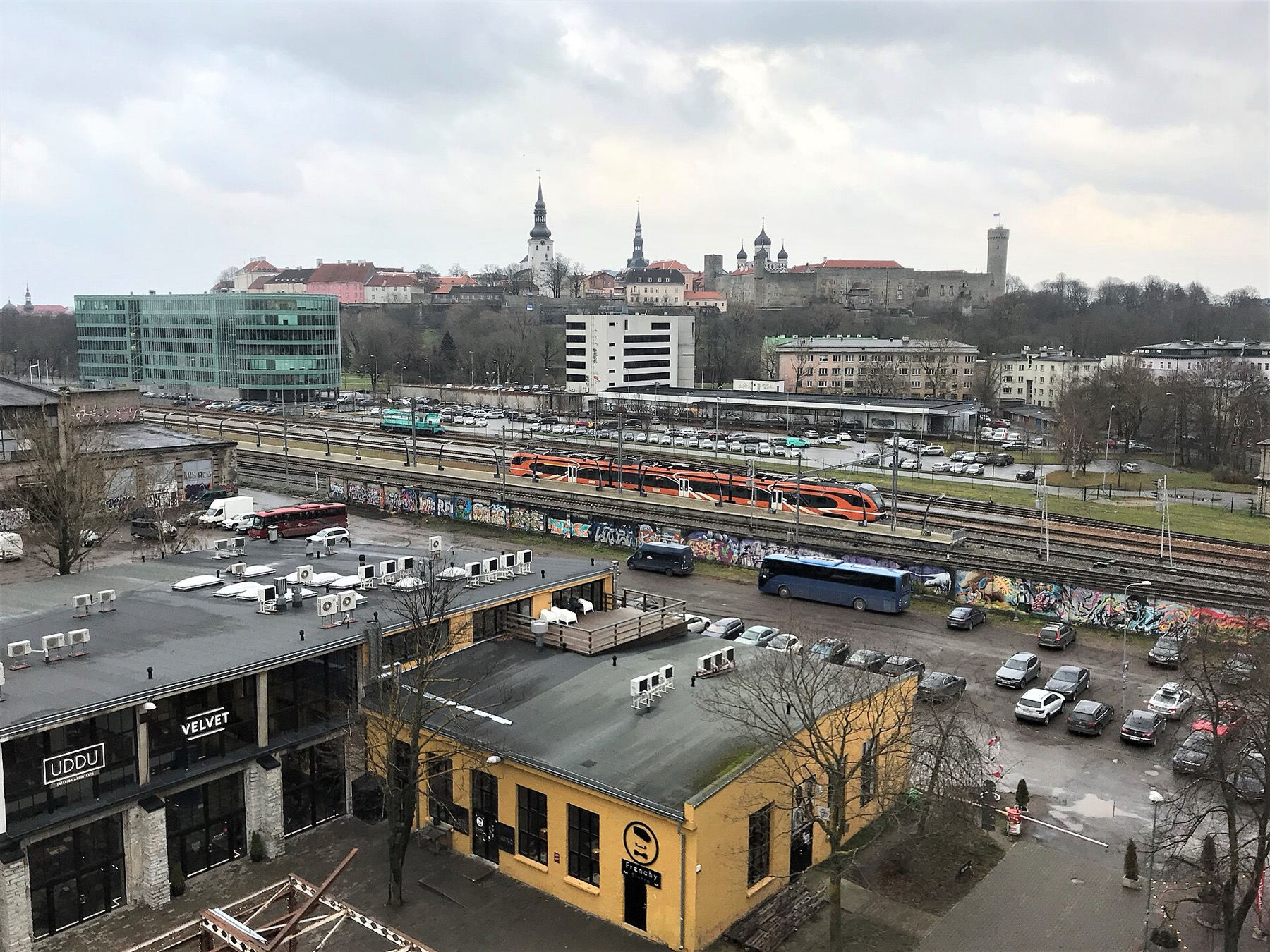 Essen in Tallinn (Estland): vom Michelin-Stern bis zum 6-Euro-Mittagessen 2026 3 Restaurant in einer Gasse der Tallinner Altstadt