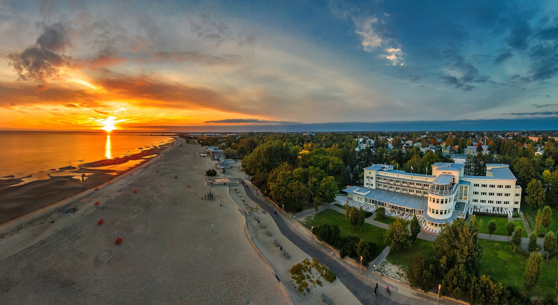Pärnu, Estonia: 12 lucruri de văzut în capitala de vară 2026 2 Apus de soare peste plaja din Pärnu