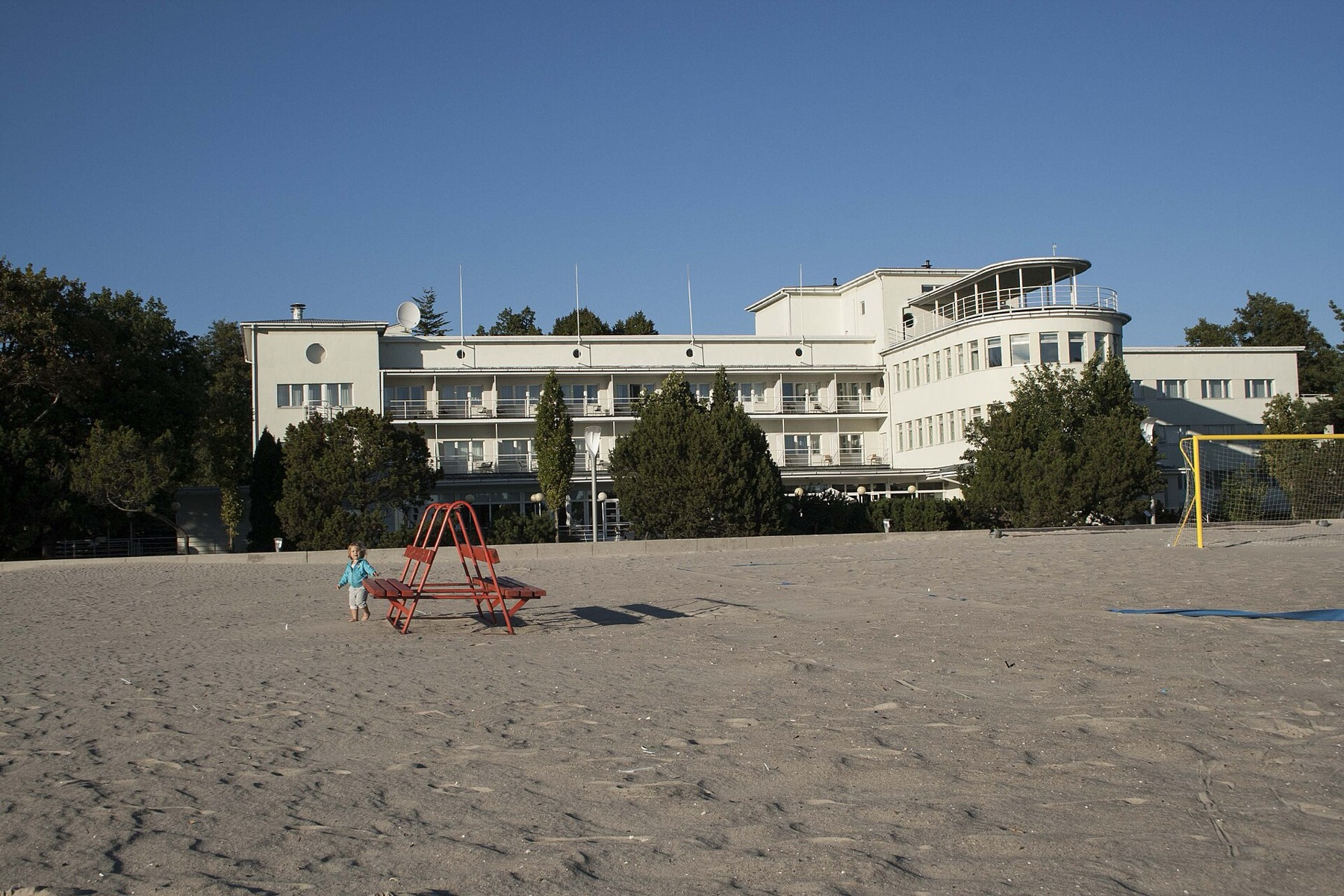 Pärnu, Estonia: 12 lucruri de văzut în capitala de vară 2026 4 Rannahotell funcționalist lângă plajă