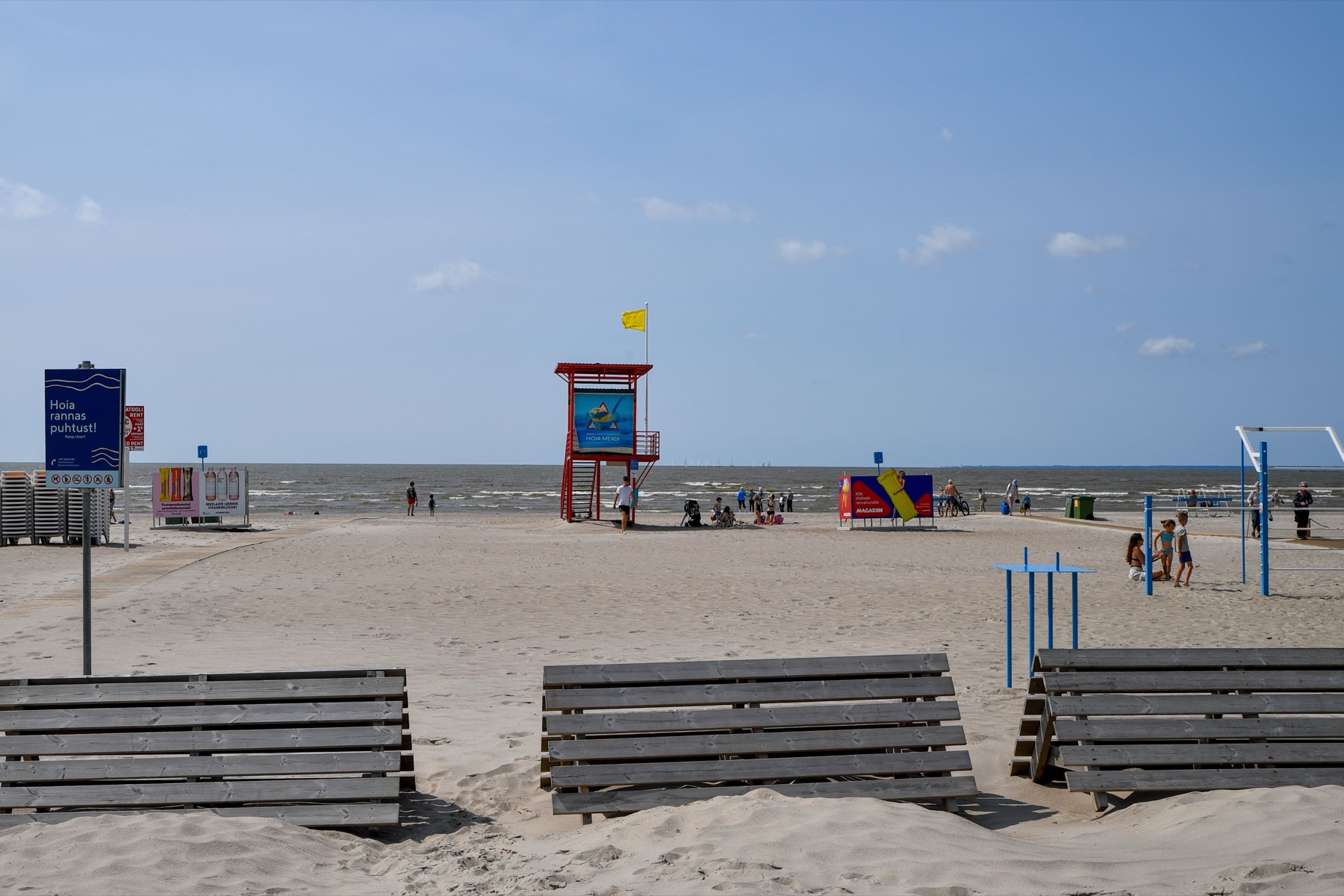 Pärnu, Estonia: 12 lucruri de văzut în capitala de vară 2026 15 Plajă de vară în Pärnu cu turnul salvamarului