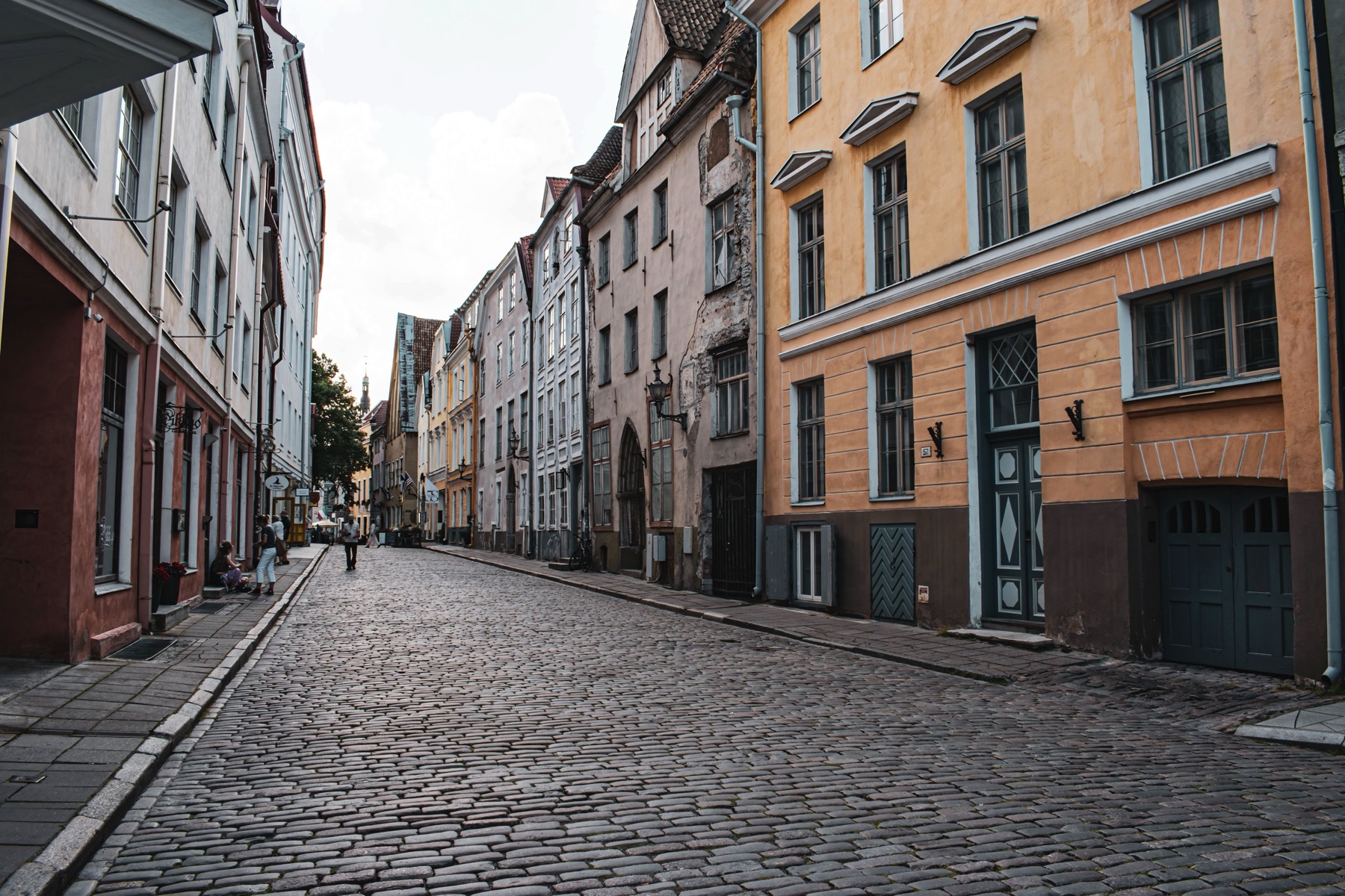 Tallinn (Estonia): 20 rzeczy, które warto zobaczyć w 2026 roku 2 Letnie popołudnie na ulicach Tallinna
