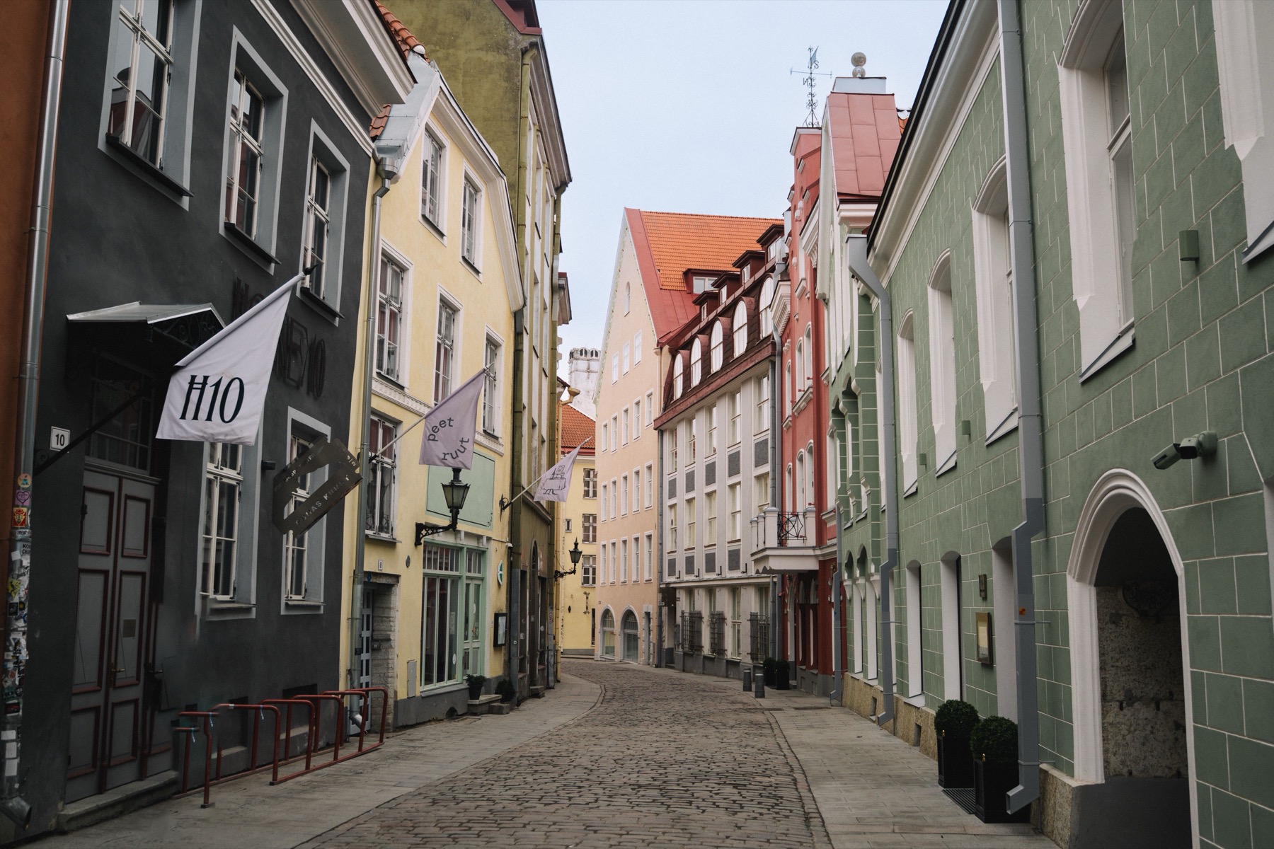 Tallinn (Estonia): 20 rzeczy, które warto zobaczyć w 2026 roku 4 Brukowana uliczka na Starym Mieście w Tallinnie