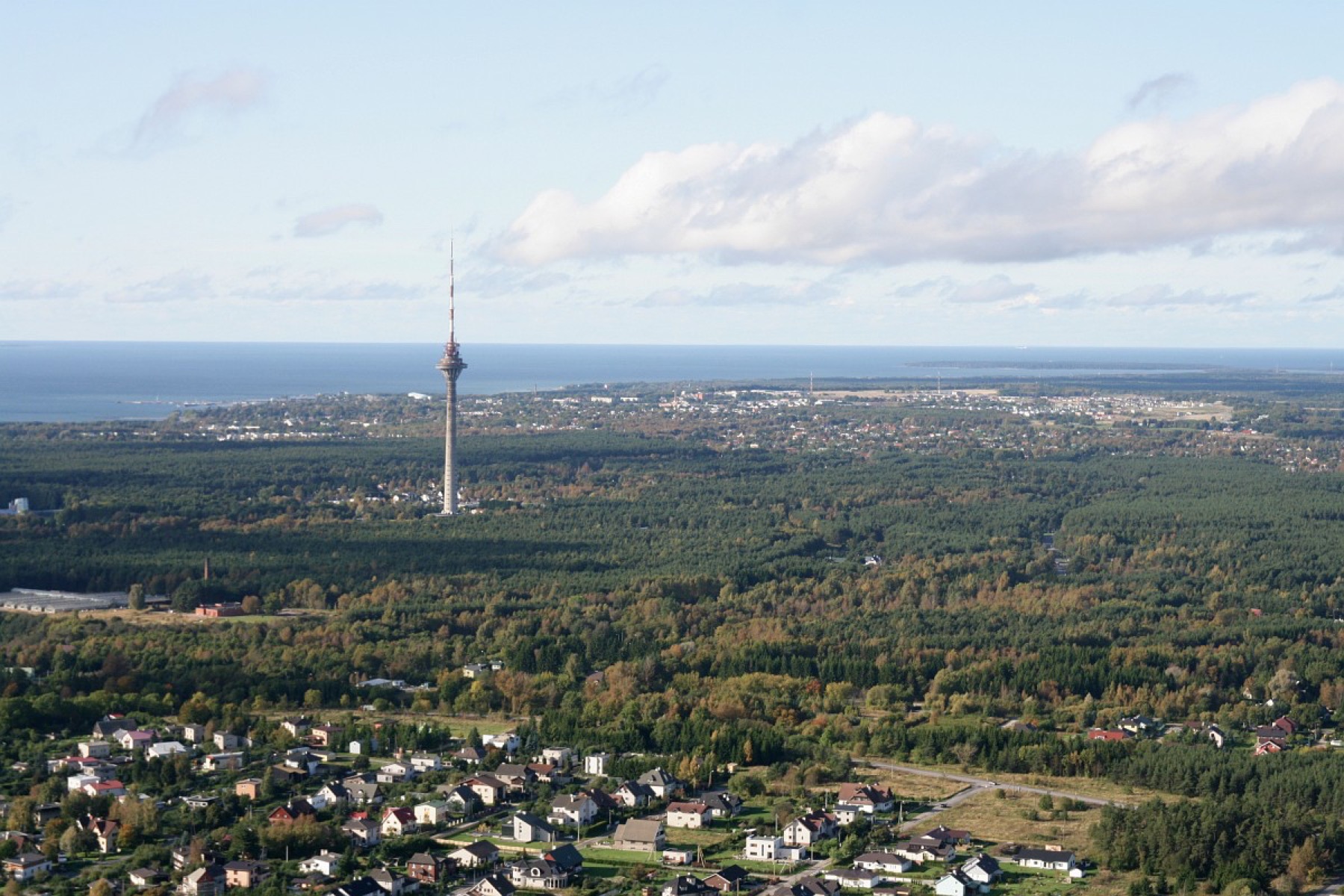 Tallinn (Estonia): 20 rzeczy, które warto zobaczyć w 2026 roku 24 Tallińska wieża telewizyjna nad lasami