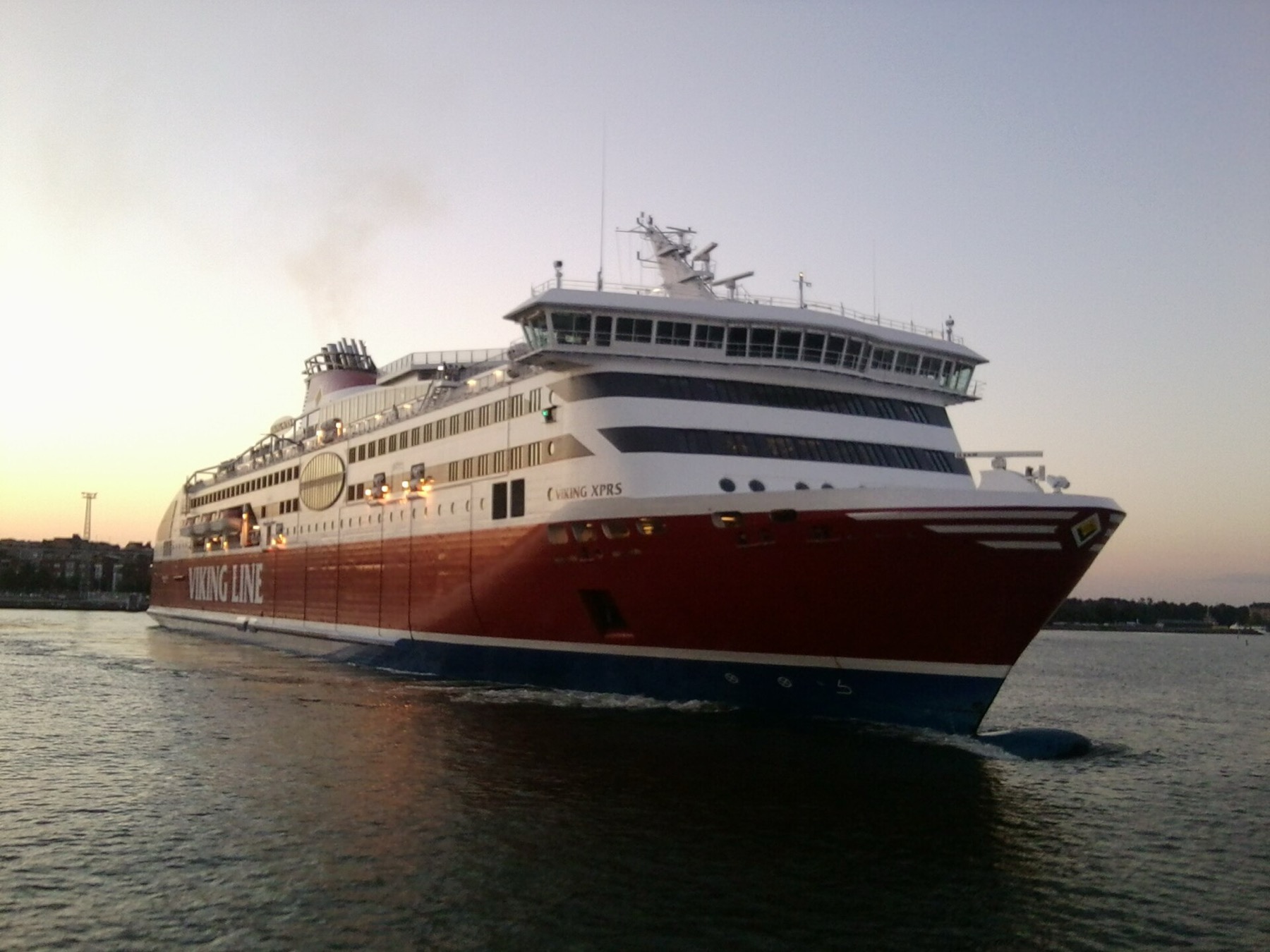 Ferry Helsinki Tallinn : prix, horaires et astuces pour économiser en 2026 9 Viking XPRS sur la ligne vers Tallinn