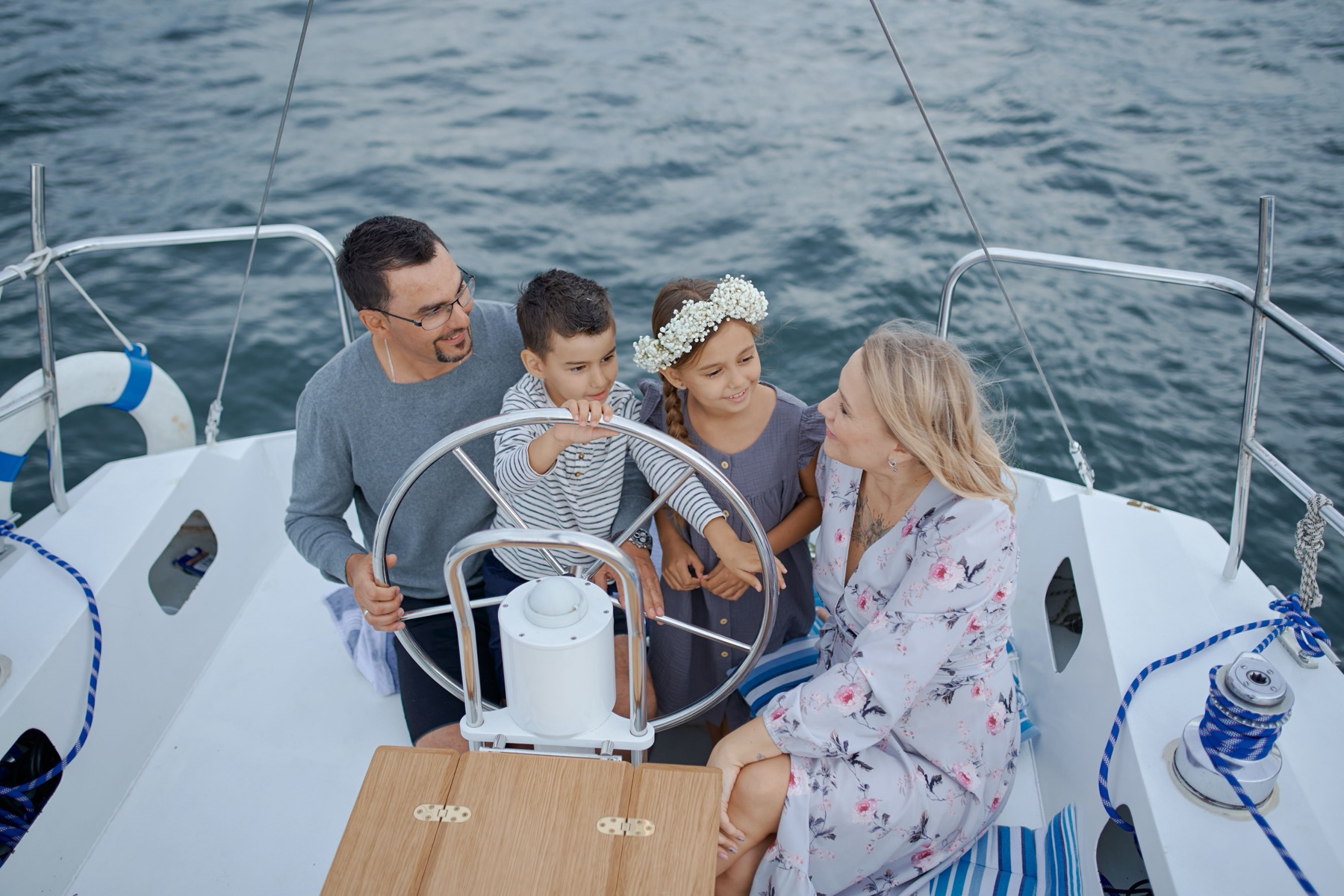 Ferry Helsinki Tallinn : prix, horaires et astuces pour économiser en 2026 12 Famille avec enfants en voyage en bateau