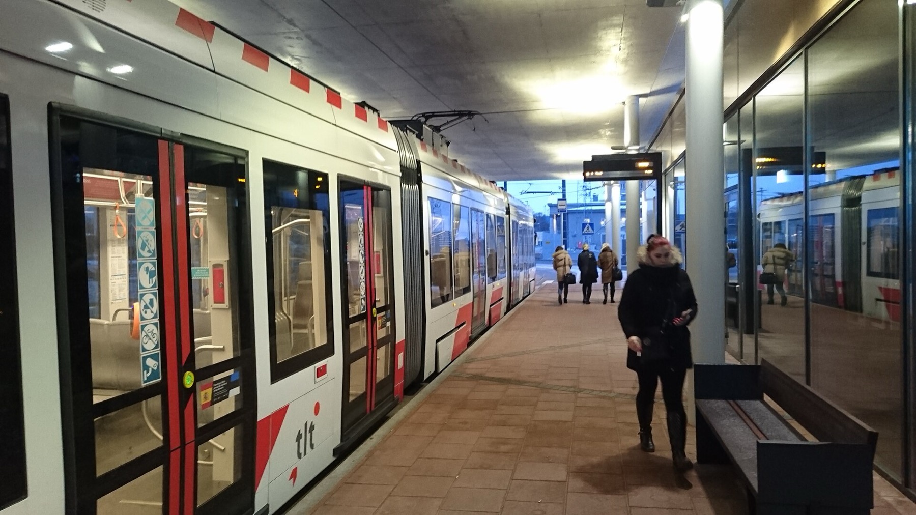 Viikonloppu Tallinnassa: 2–3 päivän matkaopas ja parhaat nähtävyydet 2026 2 Raitiovaunu lentokentältä Tallinnan keskustaan