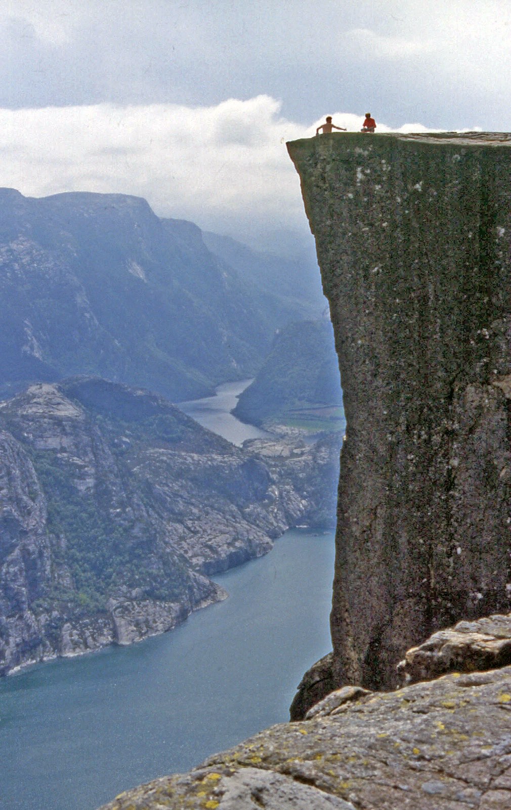 Lokacje filmowe: 30 miejsc z filmów i seriali, do których naprawdę dojedziesz w 2026 roku 24 Skalny płaskowyż Preikestolen nad norweskim fiordem