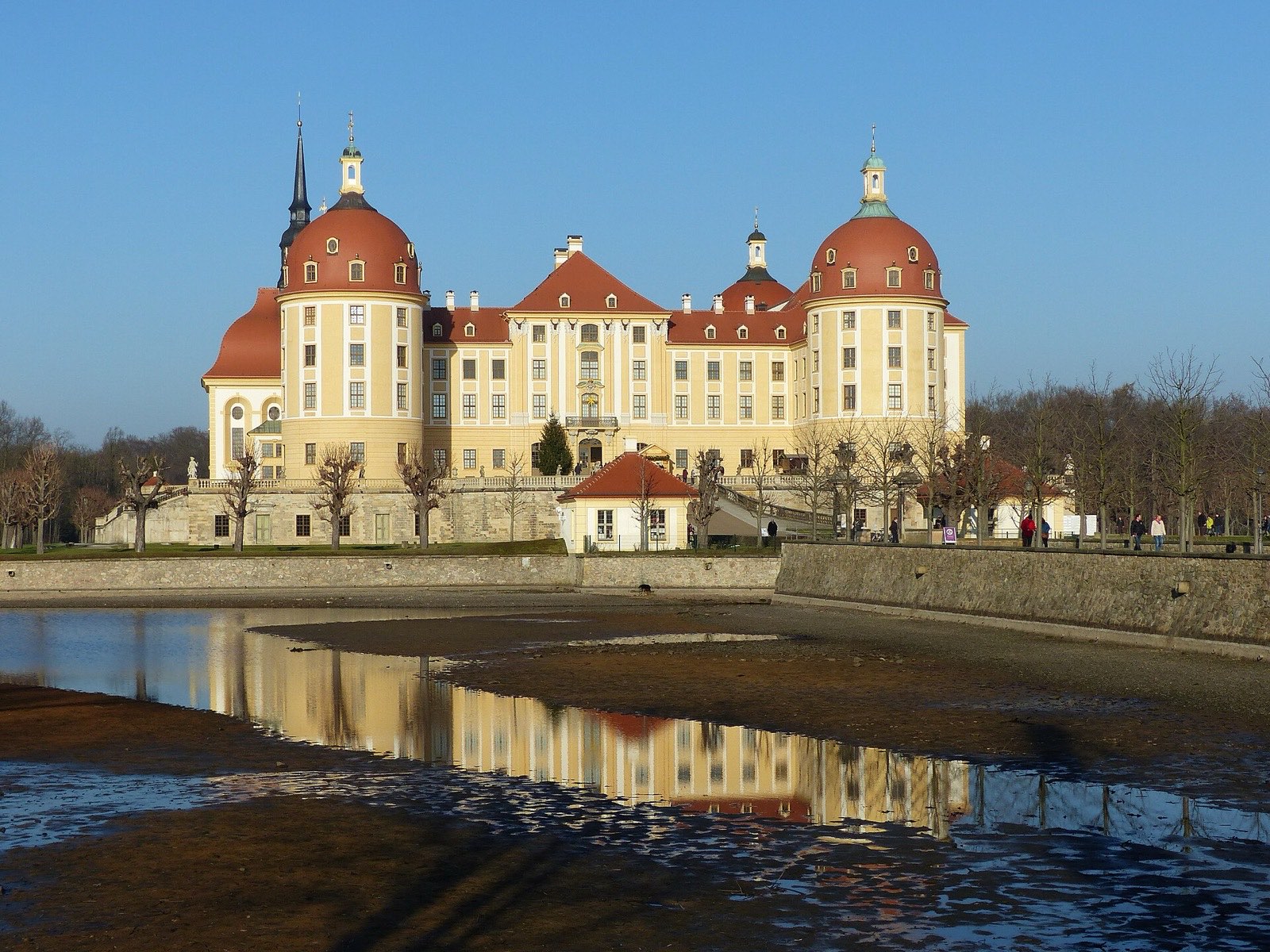 Lokacje filmowe: 30 miejsc z filmów i seriali, do których naprawdę dojedziesz w 2026 roku 29 Zamek Moritzburg pod Dreznem, sceneria Trzech orzeszków dla Kopciuszka