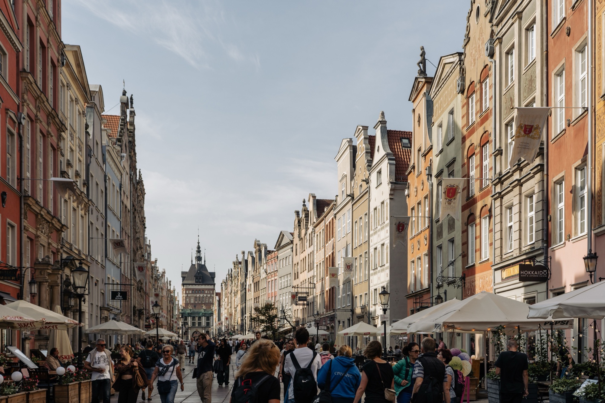 Kurztrips Europa: 21 der schönsten Städte für ein Wochenende 2026 23 Der Lange Markt in Danzig mit bunten Bürgerhäusern