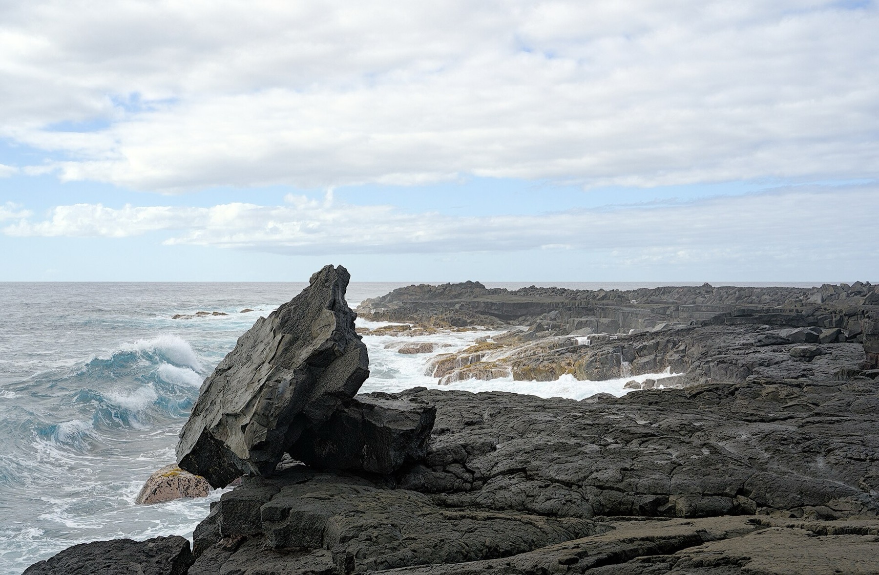 Lávové pobřeží v národním parku Hawai'i Volcanoes