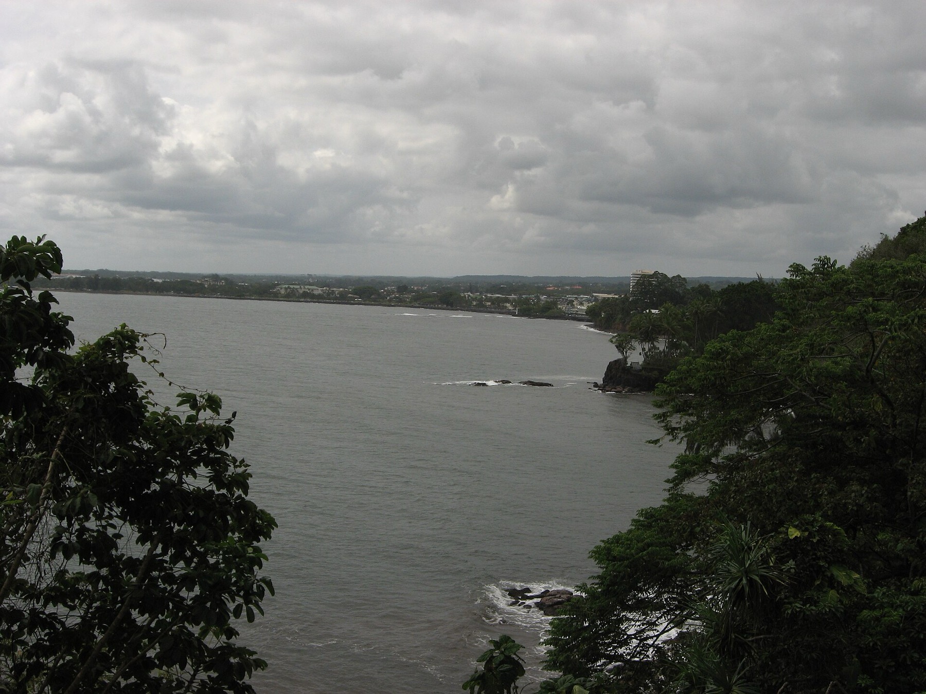 Hawai'i Volcanoes National Park: Průvodce 21 Záliv Hilo Bay s městem v pozadí