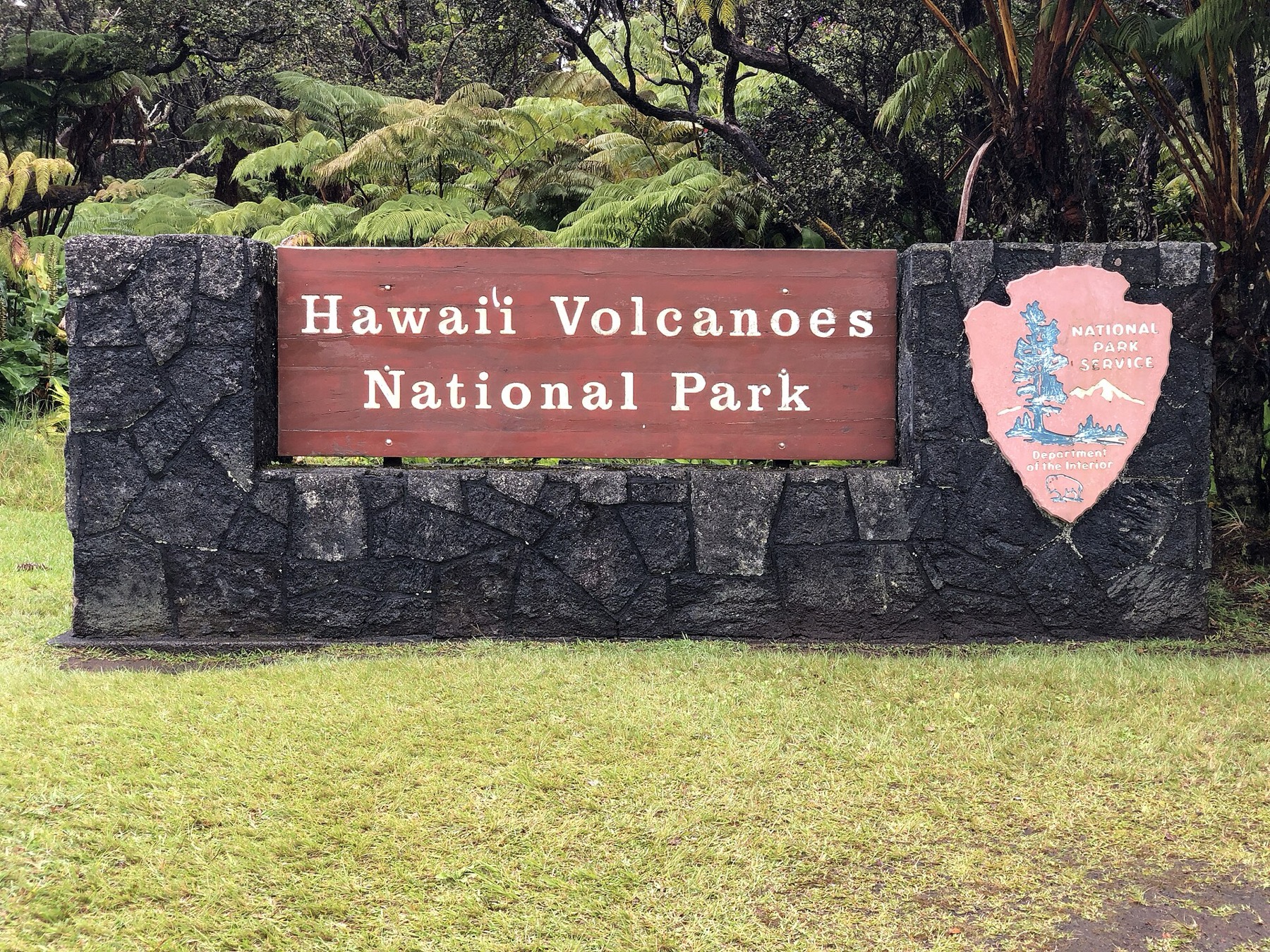 Hawai'i Volcanoes National Park: Průvodce 3 Vstupní cedule národního parku Hawai'i Volcanoes