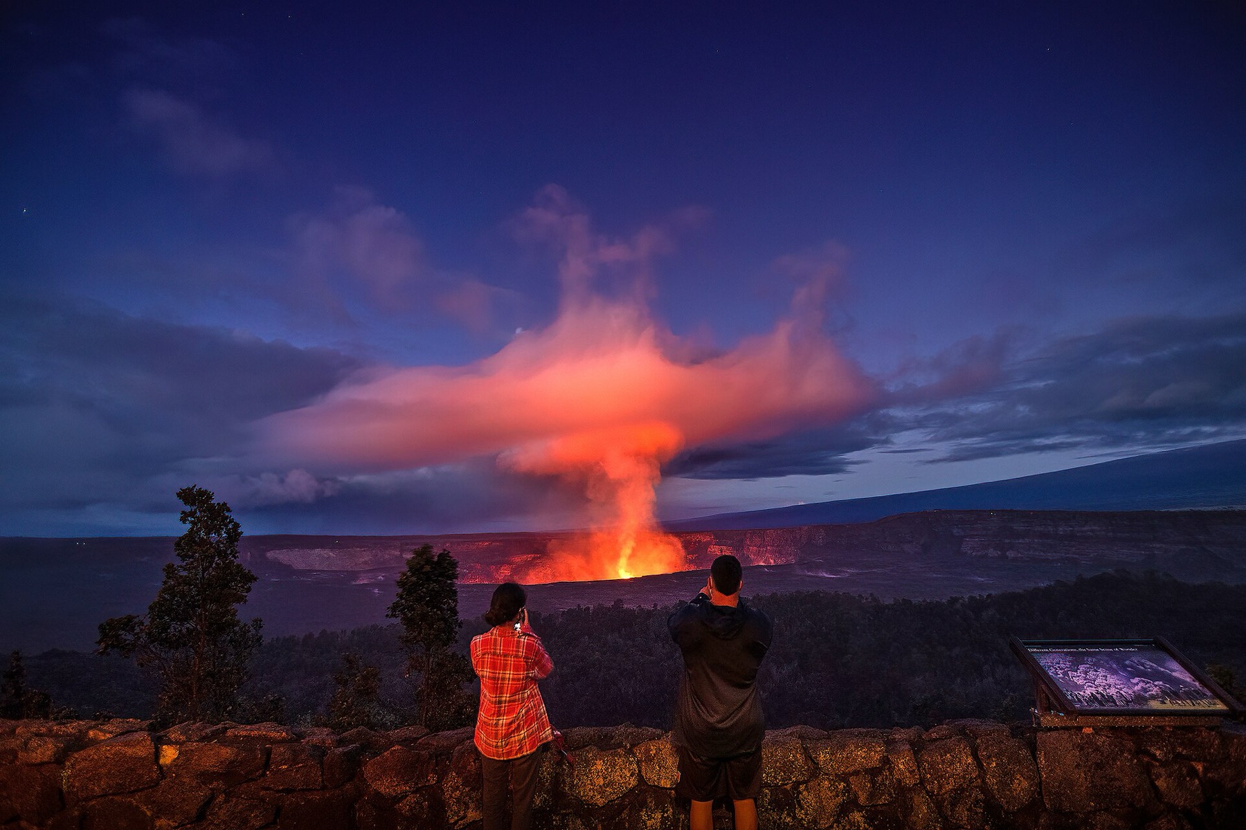 Hawai'i Volcanoes National Park: Průvodce 4 Ranní zář kráteru od hotelu Volcano House