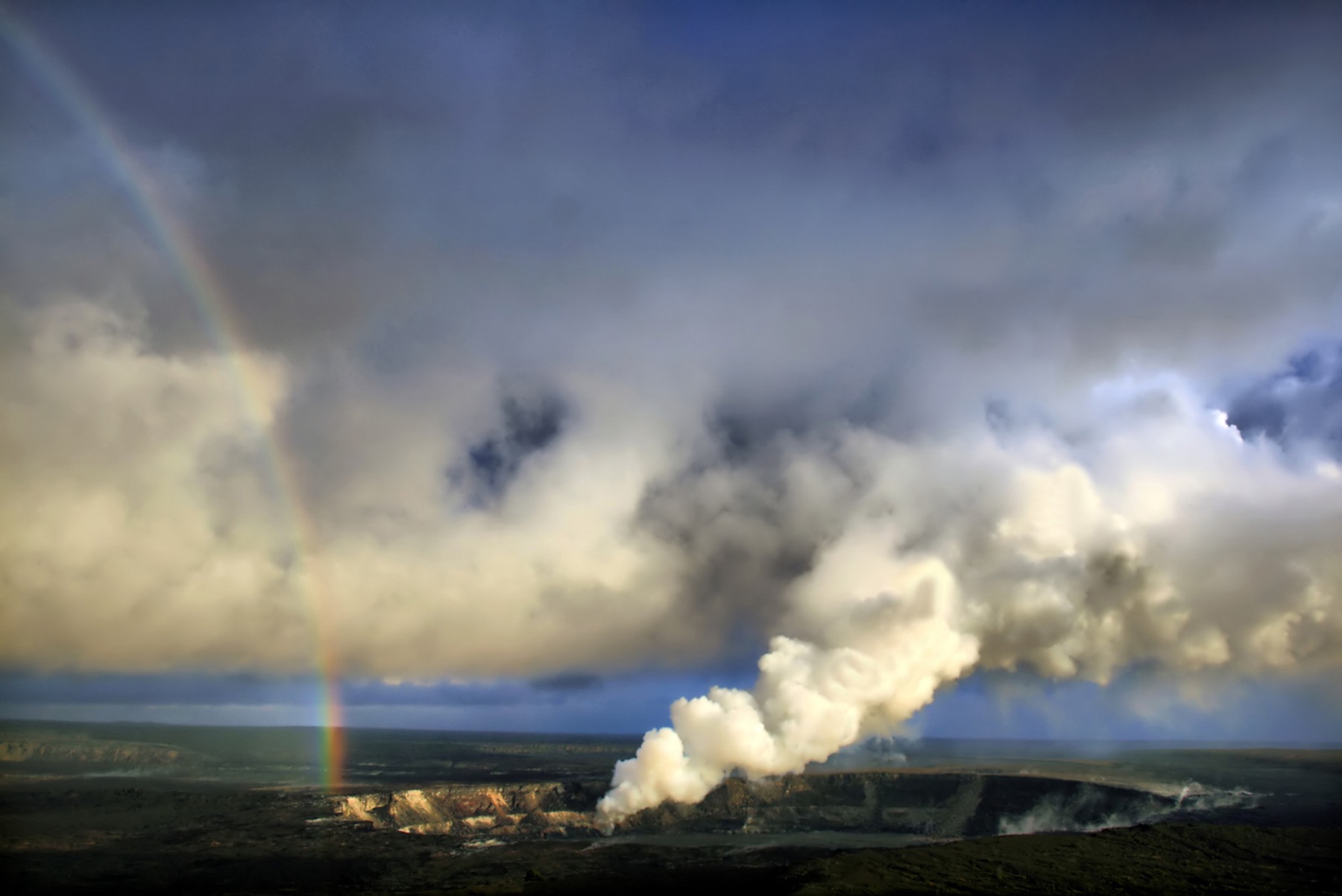 Hawai'i Volcanoes National Park: Průvodce 2 Duha nad kouřícím kráterem Halemaʻumaʻu