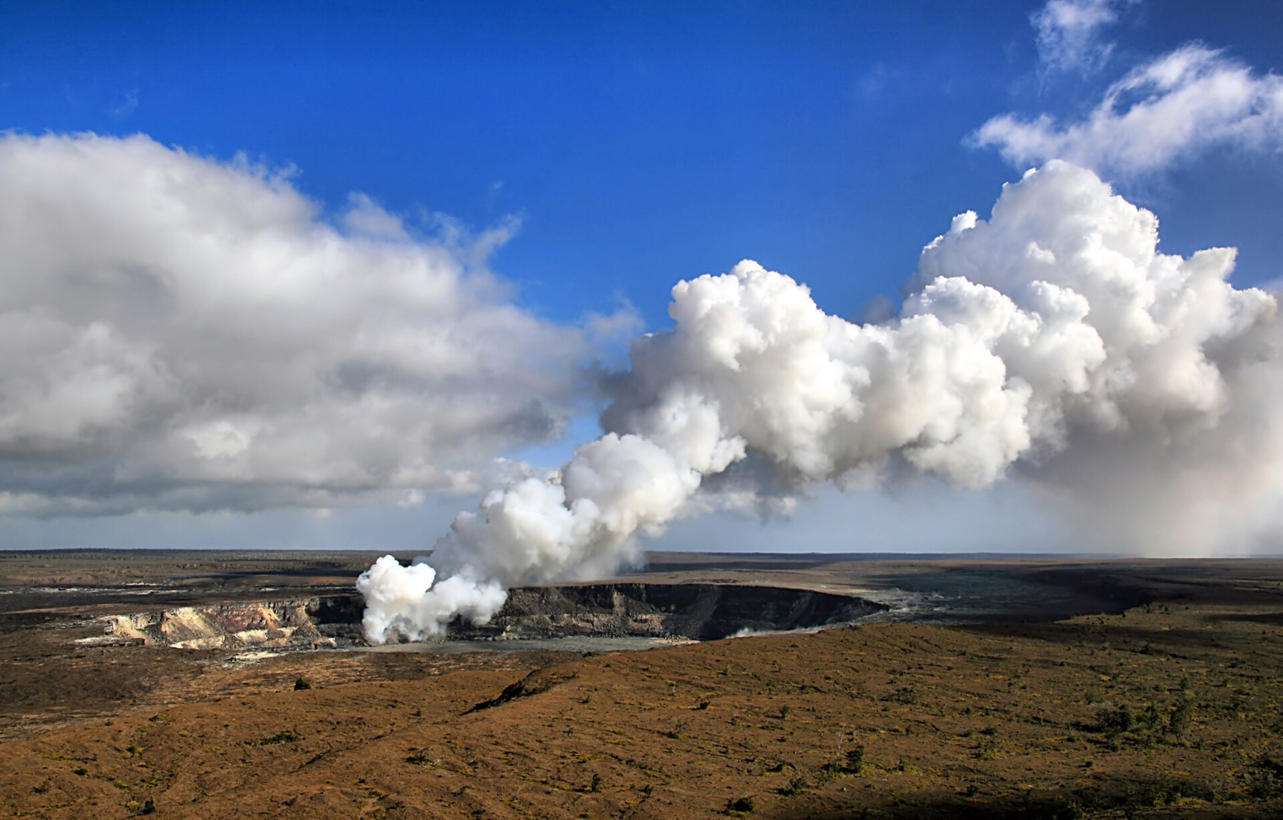 Hawai'i Volcanoes National Park: Průvodce 7 Kouřící kráter Halemaʻumaʻu v kaldeře Kīlauea