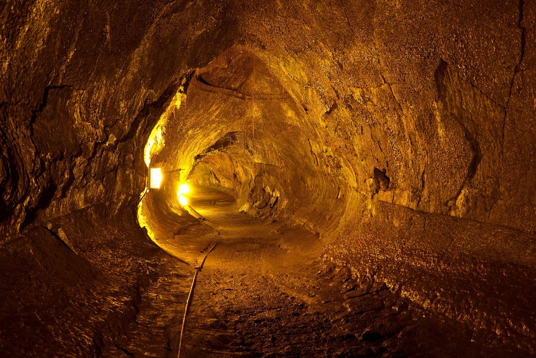 Hawai'i Volcanoes National Park: Průvodce 9 Osvětlený lávový tunel Thurston Lava Tube (Nāhuku)