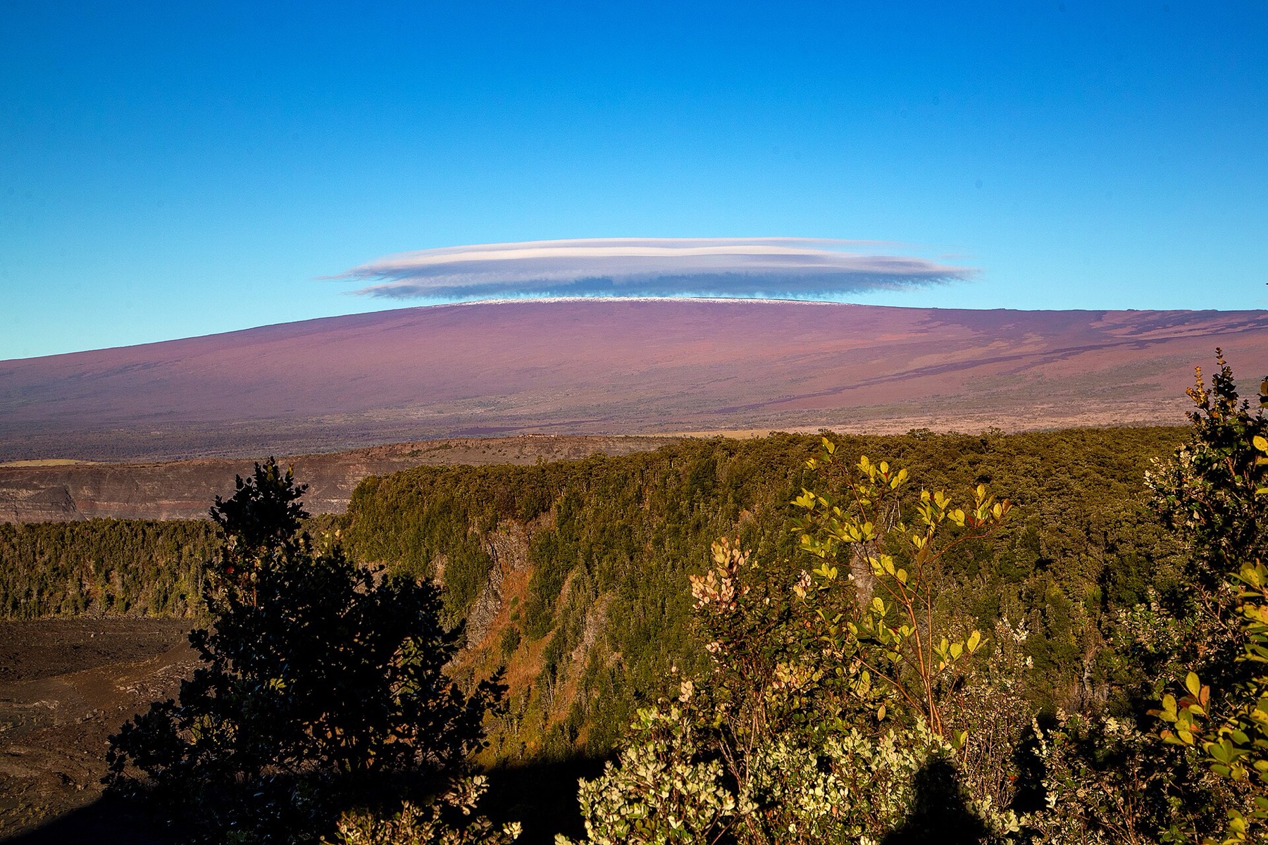 Hawai'i Volcanoes National Park: Průvodce 14 Mauna Loa s čočkovitým mrakem a sněhem na vrcholu