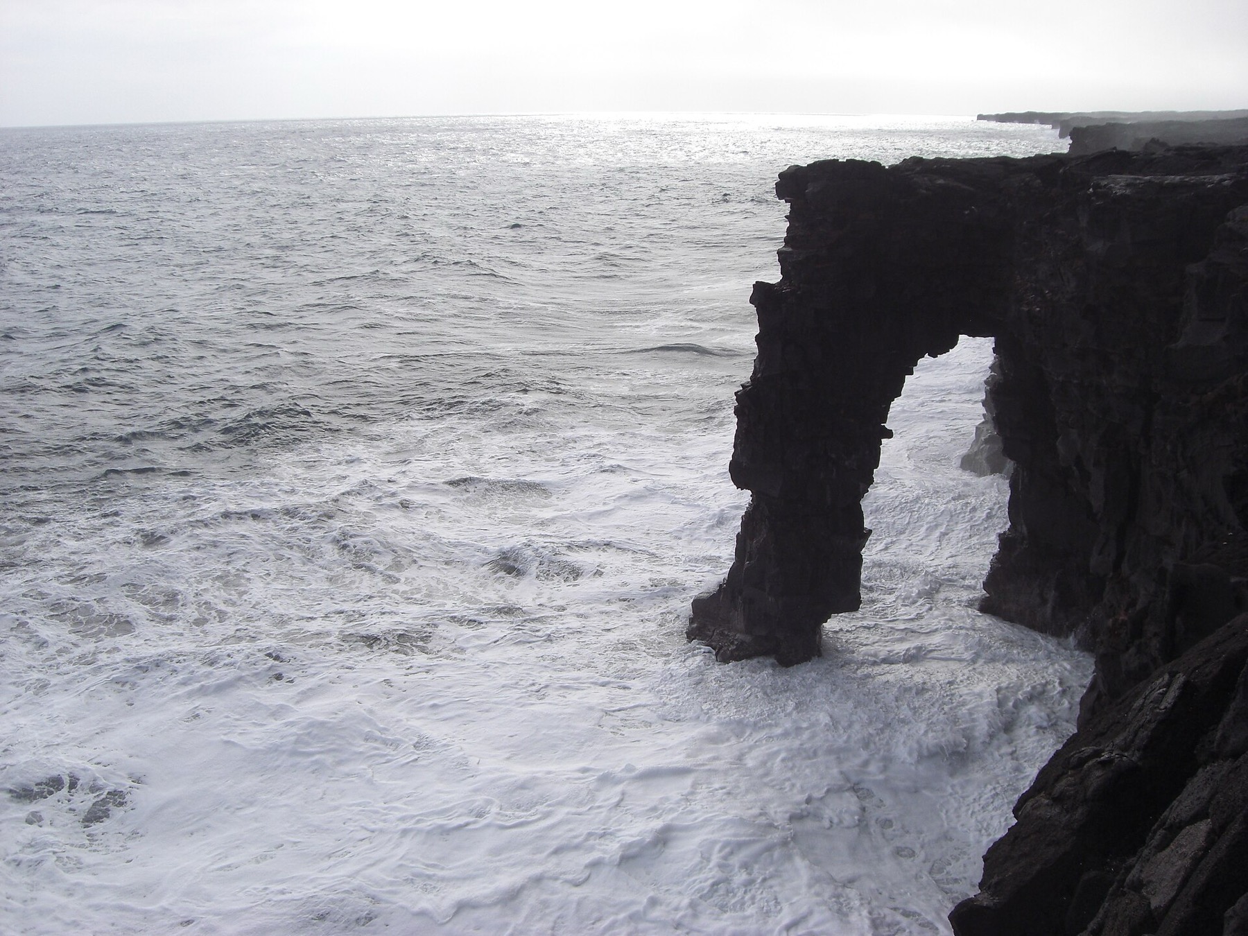 Hawai'i Volcanoes National Park: Průvodce 18 Skalní oblouk Hōlei Sea Arch na pobřeží