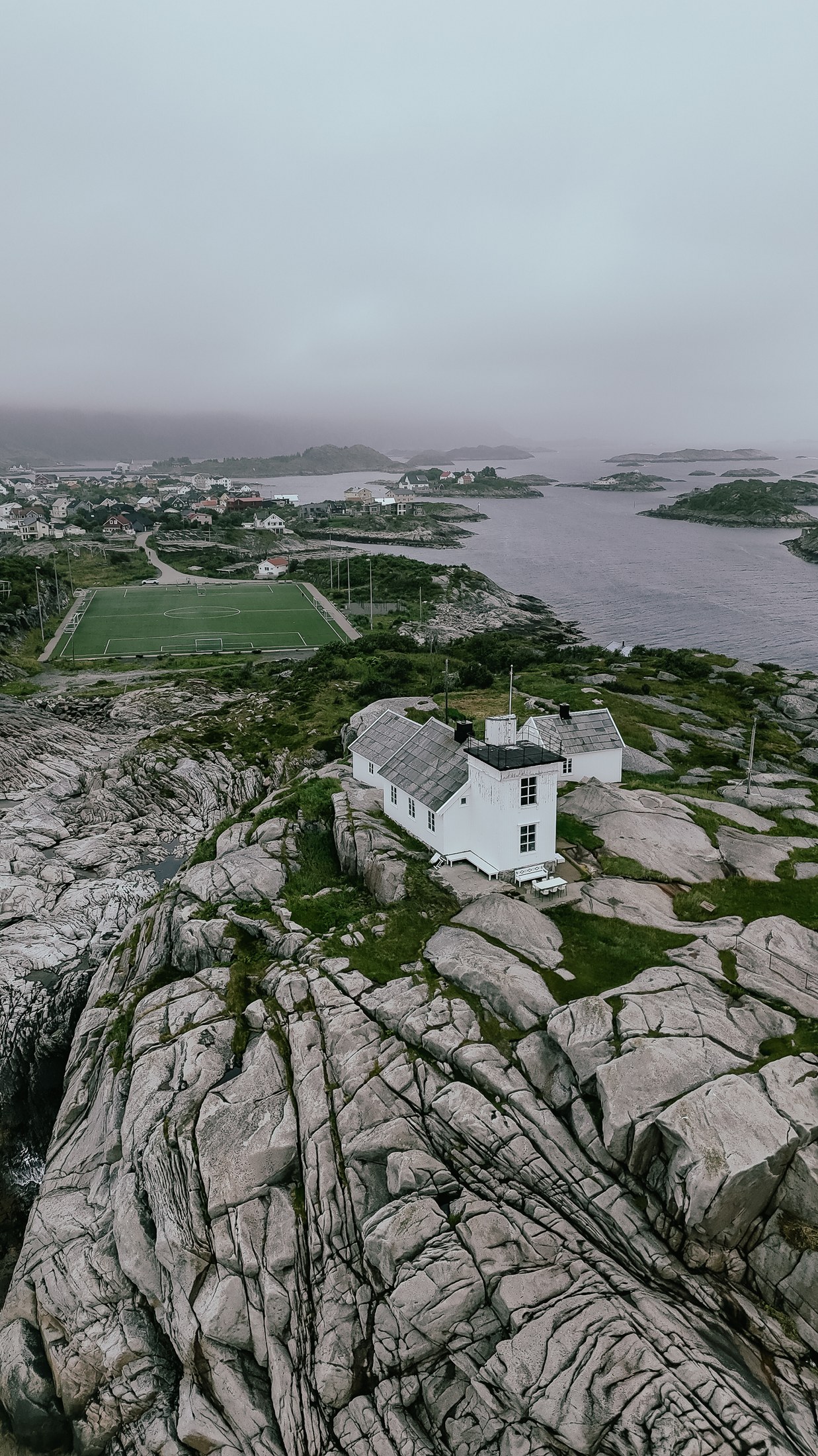 Henningsvær: 6 tipů, co vidět v Benátkách severu 10 Příjezdová cesta a most do Henningsværu mezi skalisky