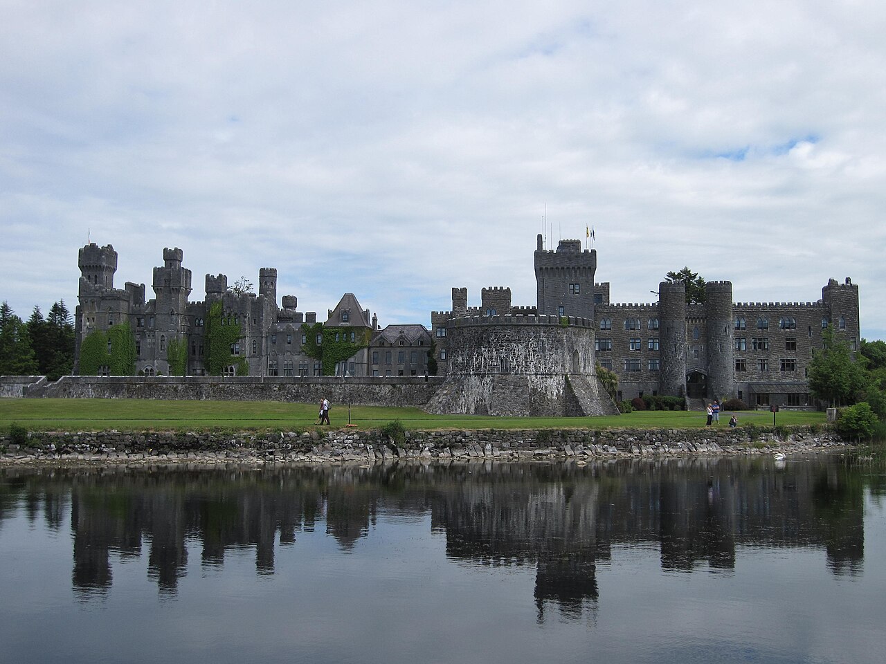 Hrad Ashford Castle v Irsku odrážející se v jezeře Lough Corrib