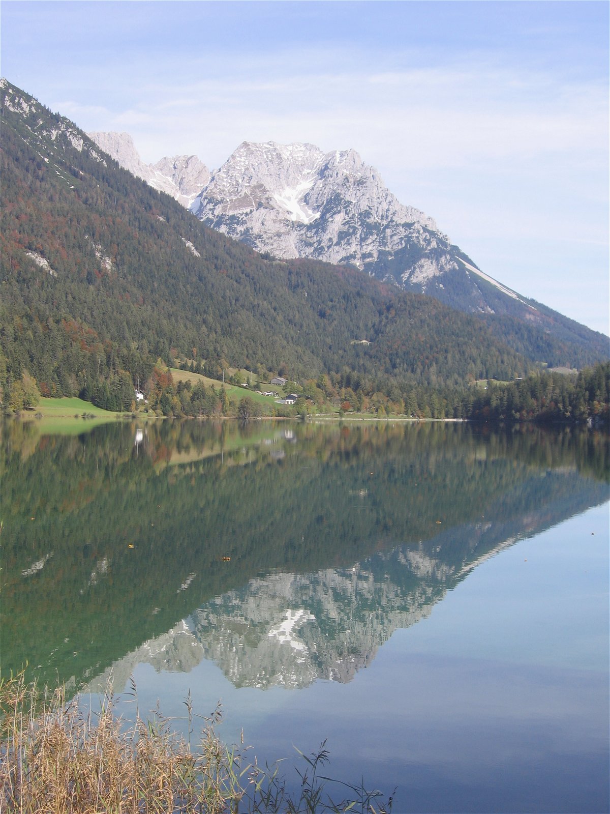 Wilder Kaiser ed Ellmau in Austria: 12 luoghi del Dottore di montagna nel 2026 18 L'Hintersteiner See con il riflesso delle montagne tirolesi