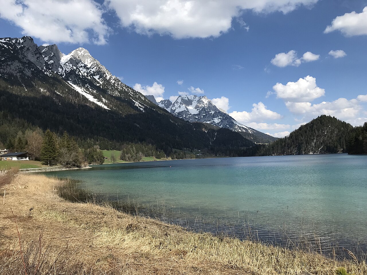 Wilder Kaiser ed Ellmau in Austria: 12 luoghi del Dottore di montagna nel 2026 7 Il turchese Hintersteiner See ai piedi del massiccio del Wilder Kaiser
