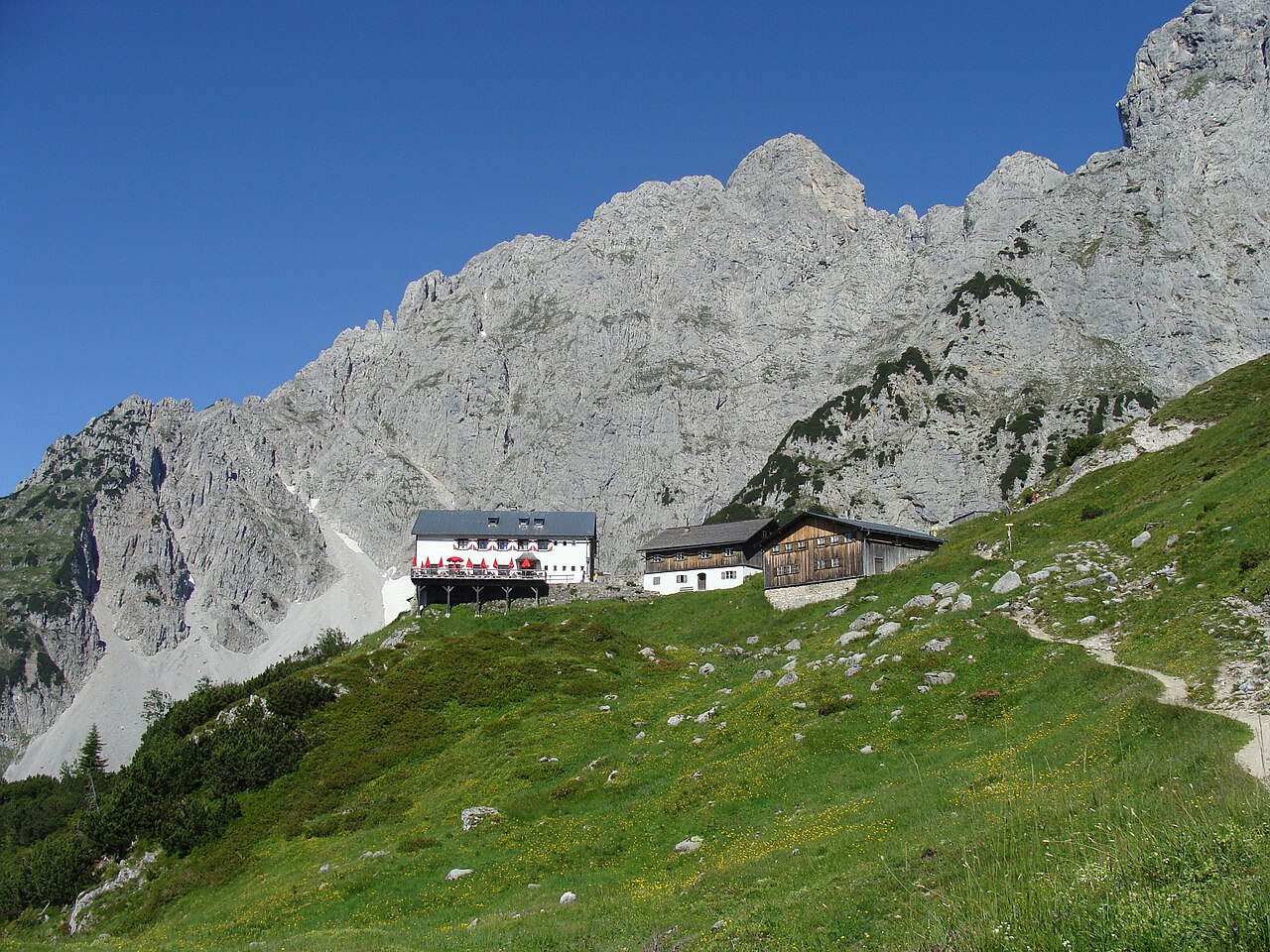 Wilder Kaiser ed Ellmau in Austria: 12 luoghi del Dottore di montagna nel 2026 19 Rifugio alpino sul pendio ai piedi del Wilder Kaiser