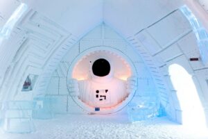 Domovská stránka 6 Icehotel v Jukkasjärvi v roce 2026: ceny, sezóna a jaké to je spát v ledu