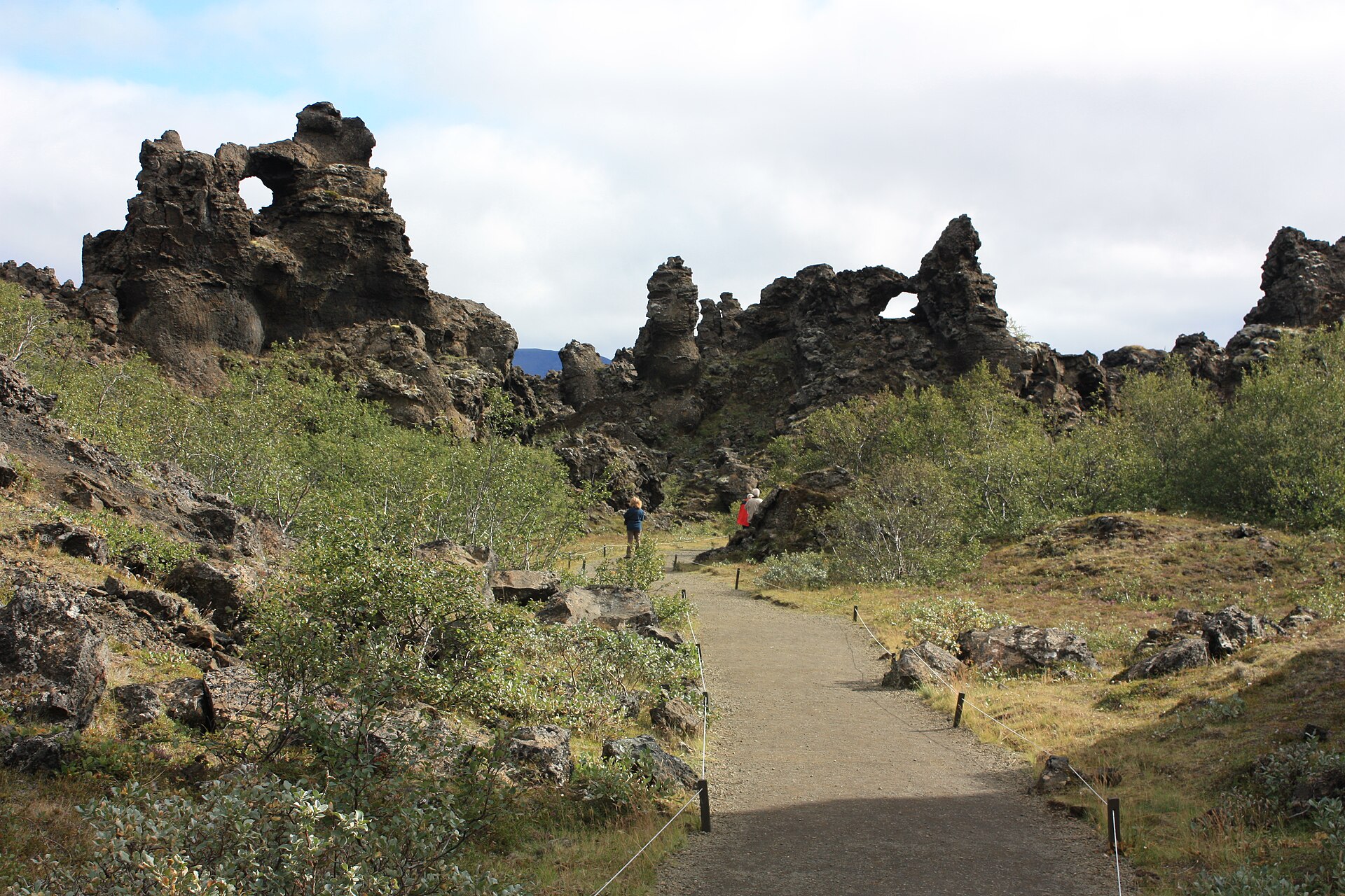 Kde se natáčela Hra o trůny: itinerář po lokacích ve 4 zemích 4 Lávová pole Dimmuborgir u jezera Mývatn na severu Islandu