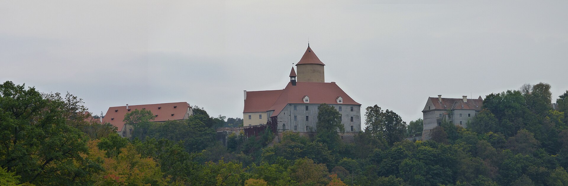 Etelä-Määri: 15 kauneinta paikkaa (myös lasten kanssa) vuonna 2026 16 Veveřín linna Brnon tekojärven yllä (Kuva: Michal Klajban, CC BY-SA 3.0, Wikimedia Commons)