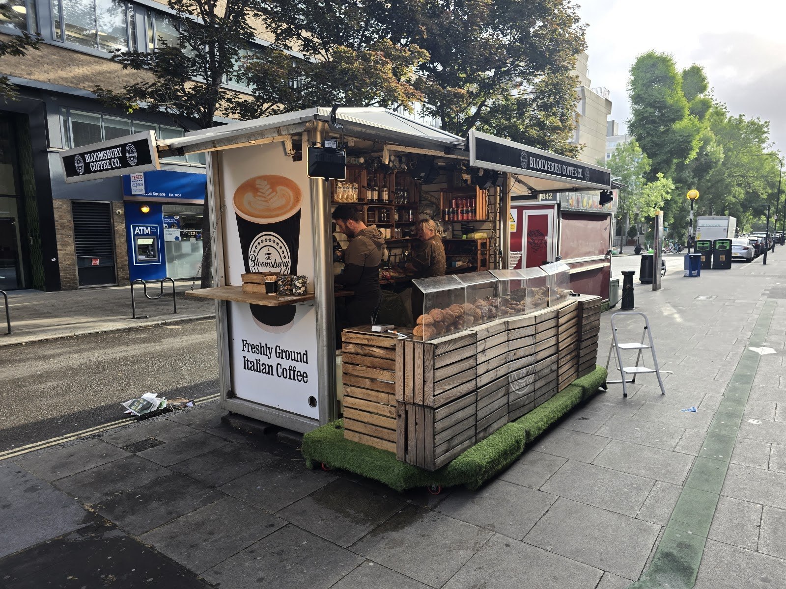 Cele mai bune cafenele din Londra: 18 recomandări pentru cafea de specialitate în 2026 12 Cafeneaua Bloomsbury Coffee Co. din Londra