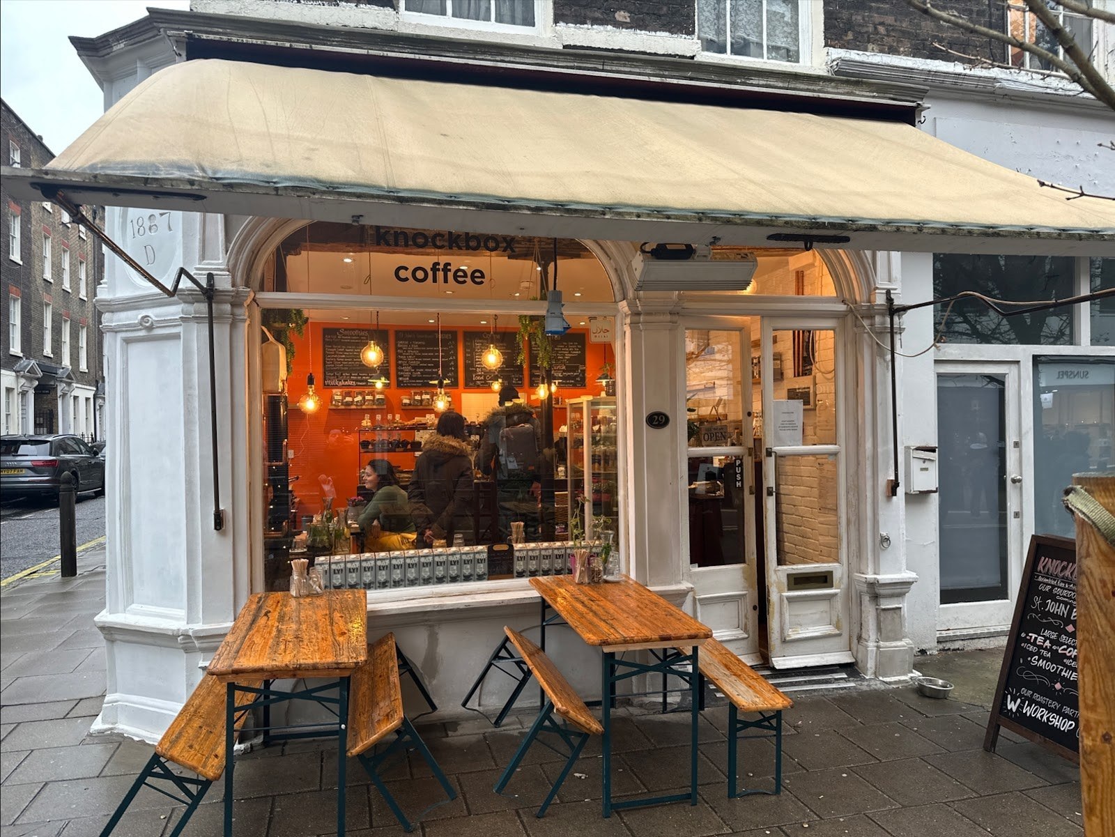Cele mai bune cafenele din Londra: 18 recomandări pentru cafea de specialitate în 2026 11 Cafeneaua knockbox coffee din Londra