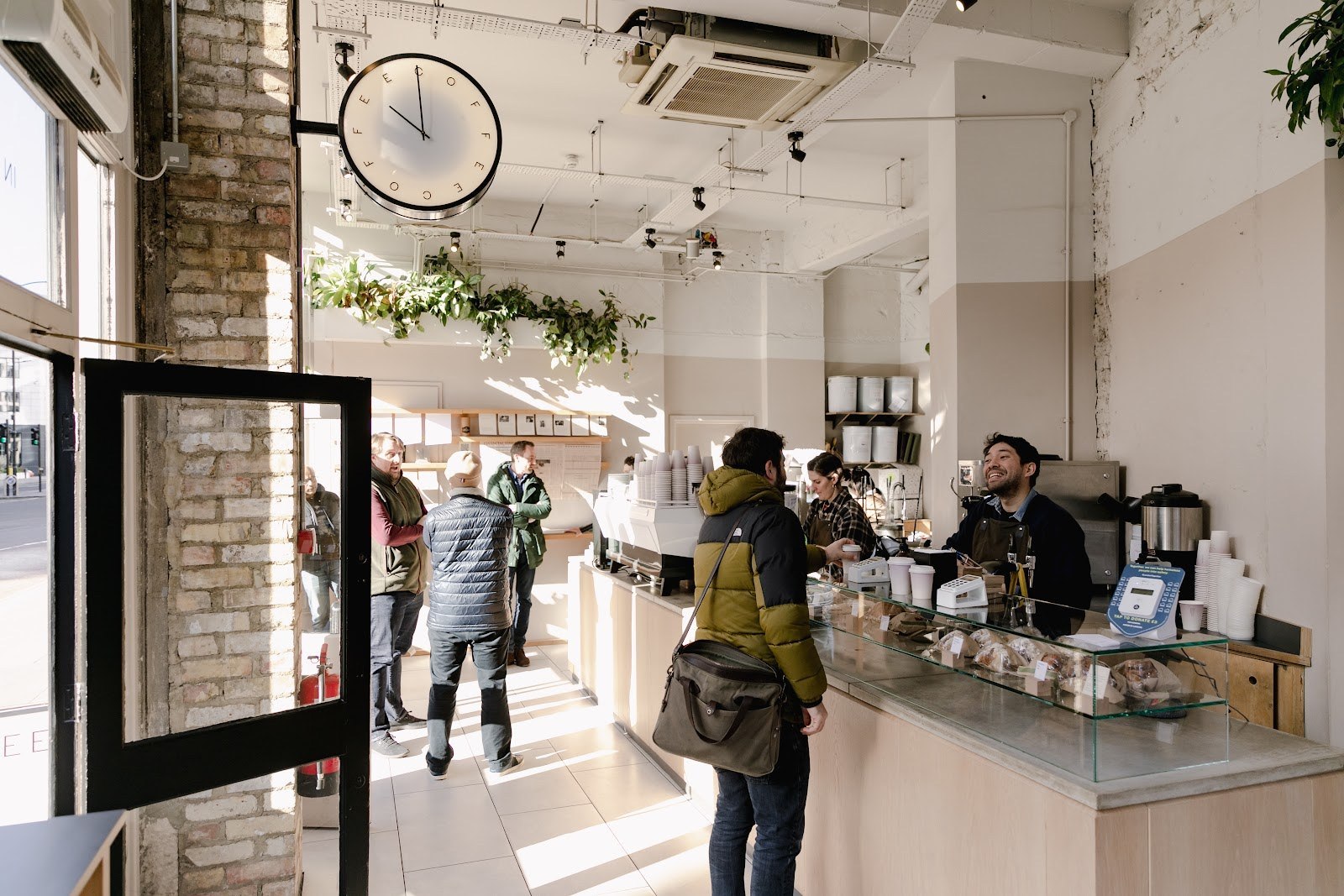 Cele mai bune cafenele din Londra: 18 recomandări pentru cafea de specialitate în 2026 16 Cafeneaua Rosslyn Coffee Queen Victoria Street din Londra