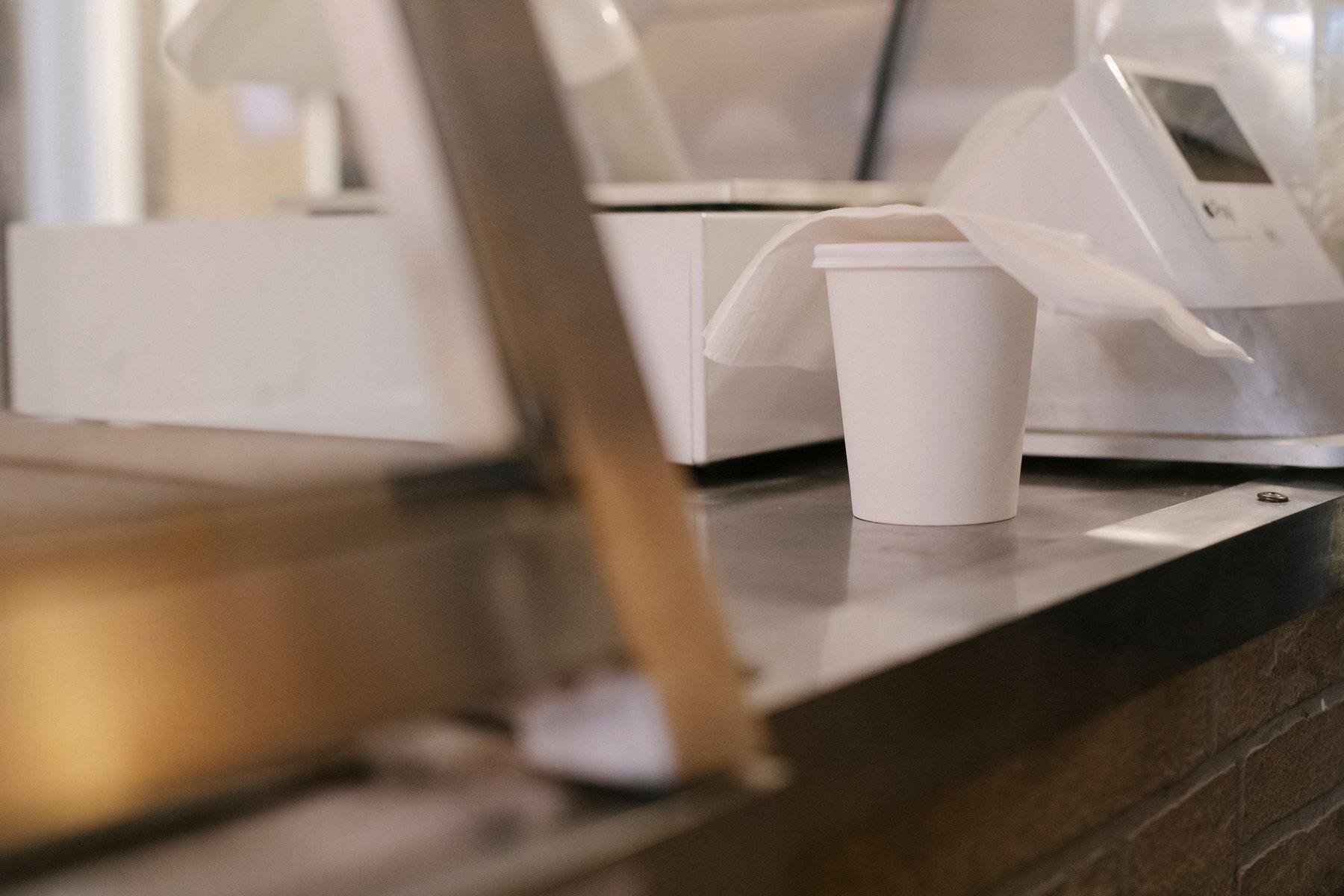 Cele mai bune cafenele din Londra: 18 recomandări pentru cafea de specialitate în 2026 22 Pahar de cafea la pachet la casa unei cafenele