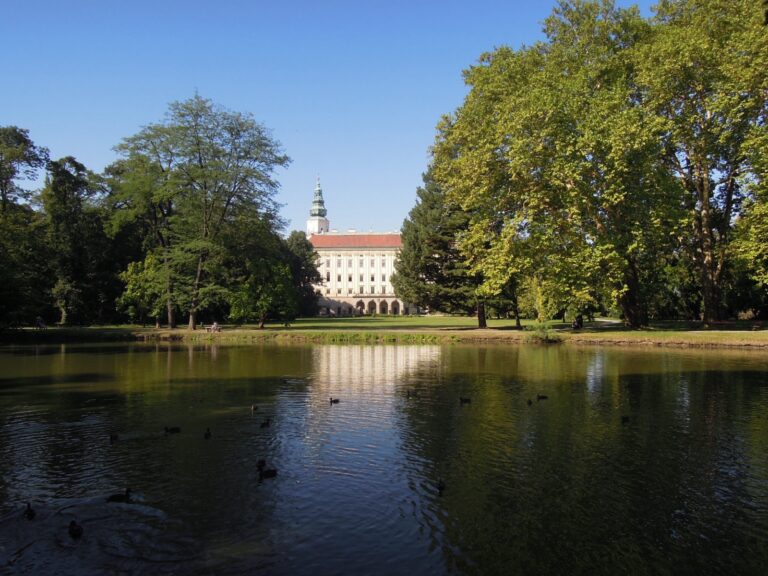 Arcibiskupský zámek v Kroměříži od rybníka v Podzámecké zahradě (Foto: Radim Holiš, CC BY-SA 3.0 cz, Wikimedia Commons)