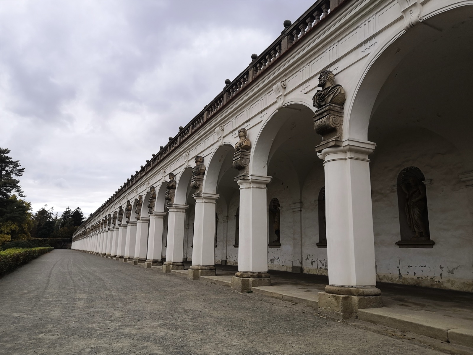 Kolonáda s bustami v Květné zahradě v Kroměříži (Foto: Palickap, CC BY-SA 4.0, Wikimedia Commons)
