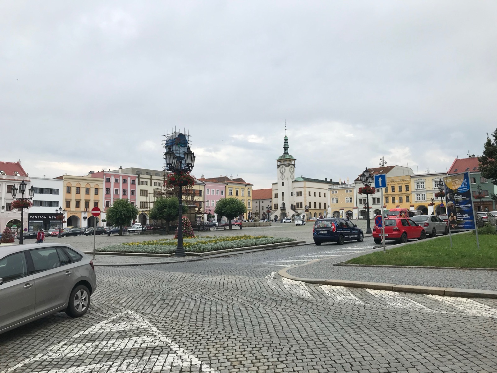 Co zobaczyć w Kromieryżu: 12 wskazówek na miasto ogrodów UNESCO w 2026 roku 6 Wielki Rynek w Kromieryżu z ratuszem (Foto: Jiří Sedláček, CC BY-SA 4.0, Wikimedia Commons)