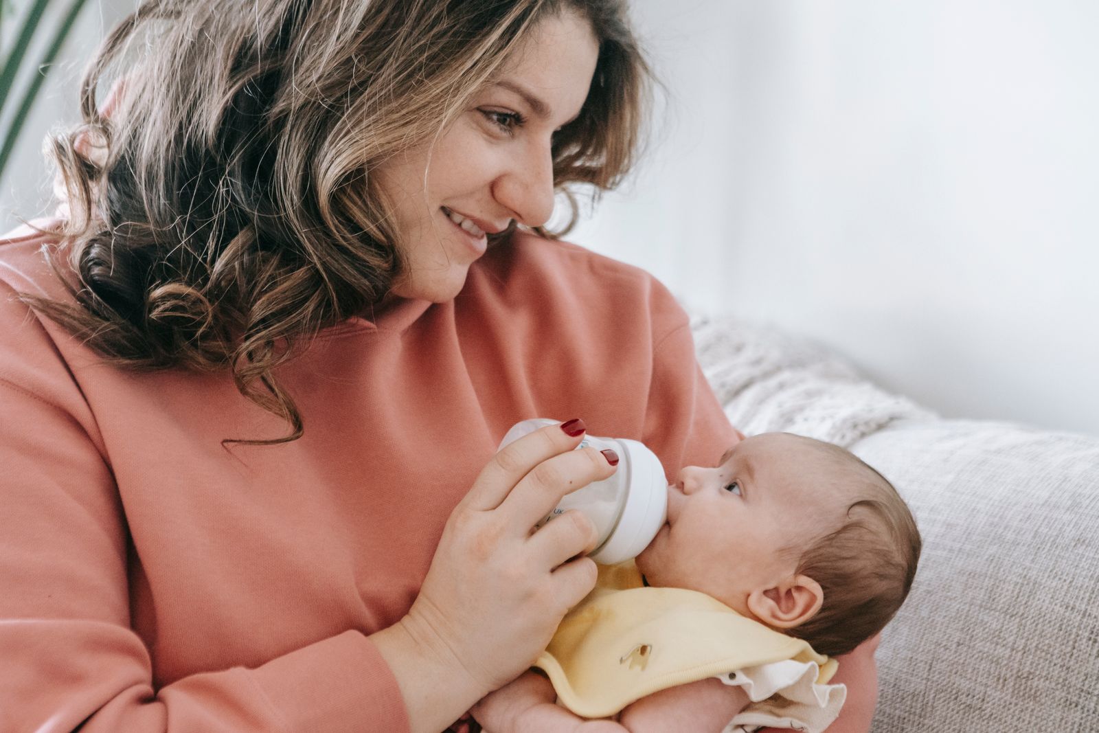 Bolest uší v letadle u dětí: 10 tipů, co pomáhá 2 Maminka krmí miminko z lahvičky