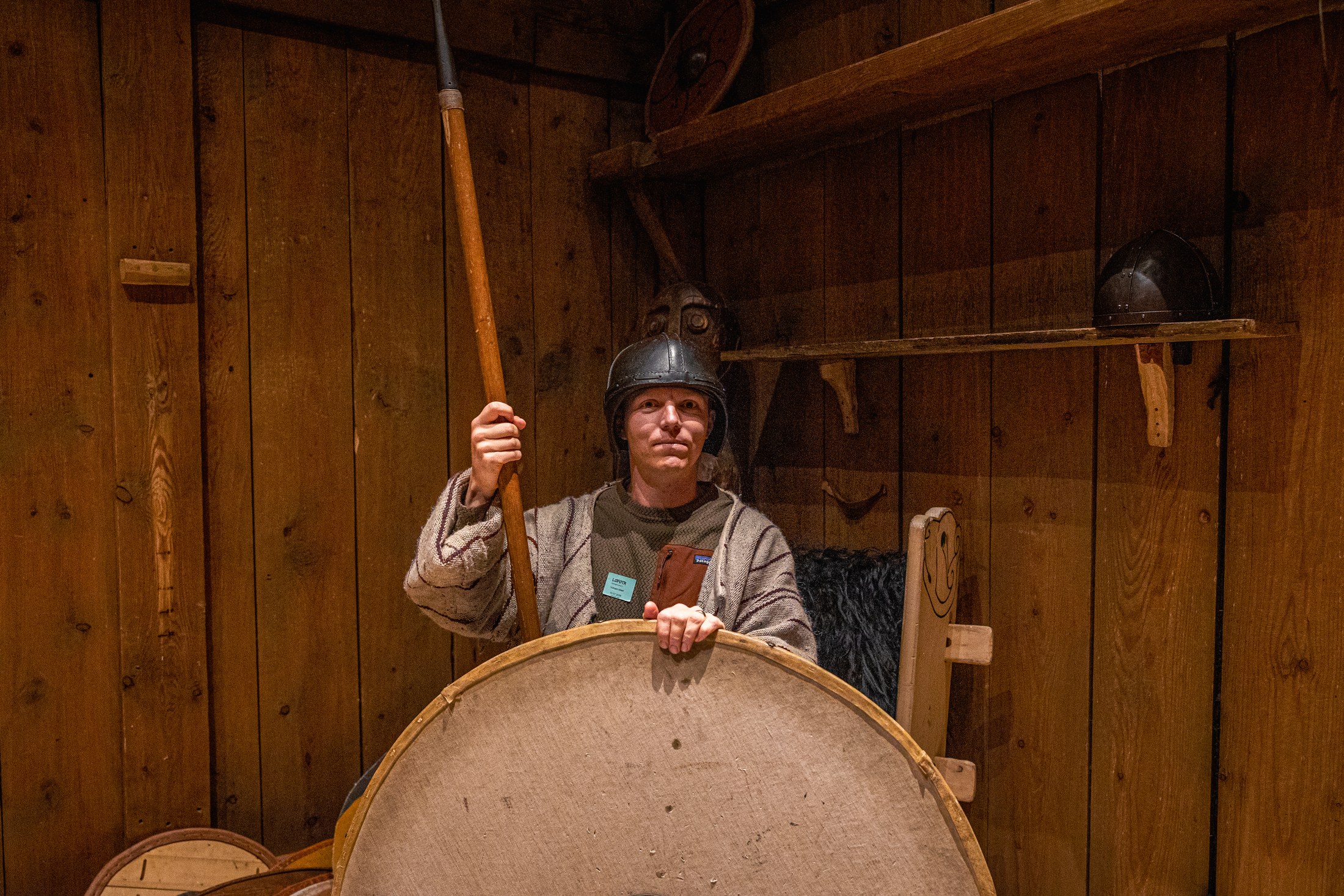Lofotr Viking Museum: 6 věcí, které musíš vědět 108 Návštěvník převlečený za Vikinga s přilbou a štítem v muzeu Lofotr