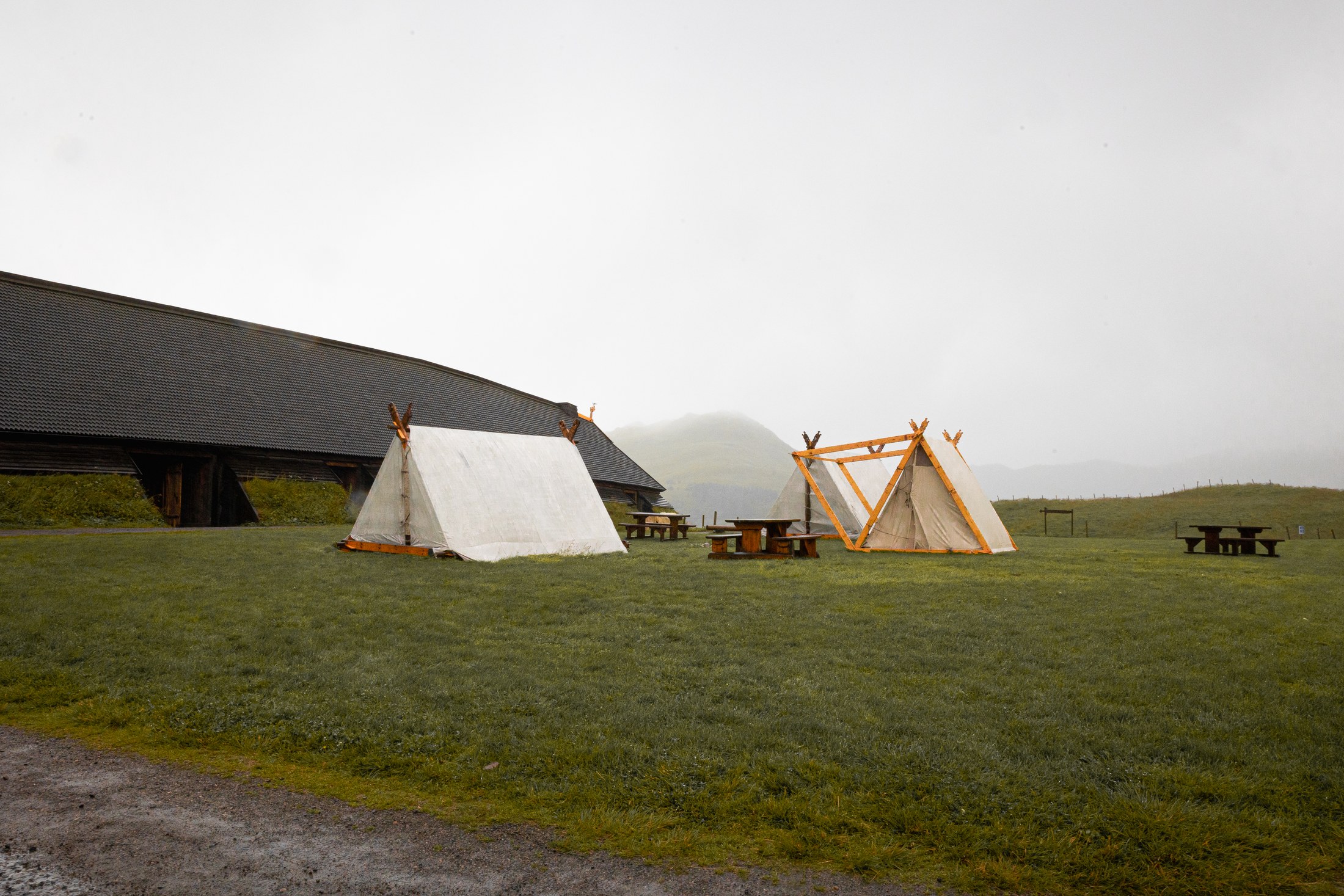 Lofotr Viking Museum: 6 věcí, které musíš vědět 113 Venkovní vikingské stany v areálu muzea Lofotr v zeleném údolí