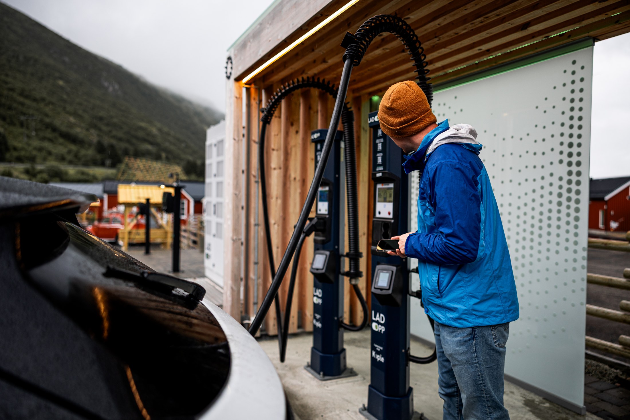 Lofoty autem: road trip po silnici E10 3 Nabíjení elektromobilu u dobíjecí stanice na Lofotech