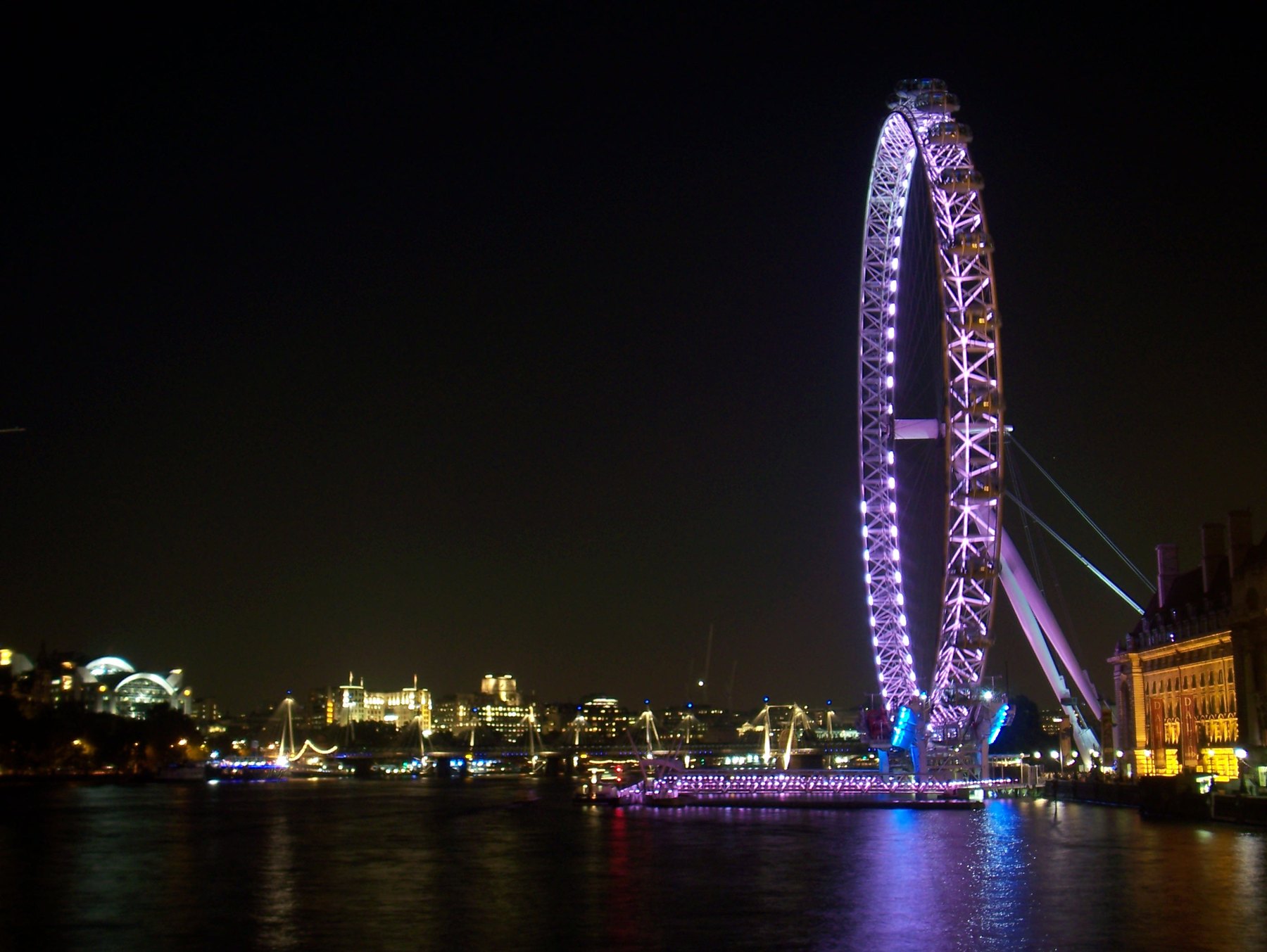 London Eye: prețuri, când să mergi și dacă merită în 2026 6 London Eye iluminat pe timp de noapte deasupra Tamisei