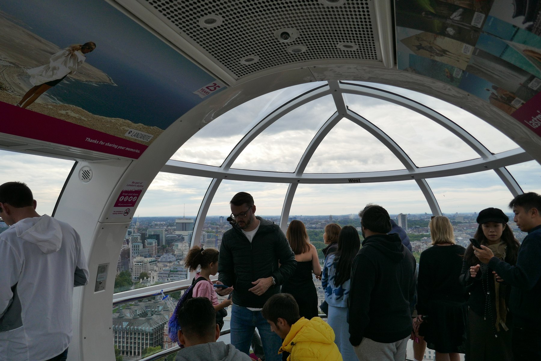 London Eye: prețuri, când să mergi și dacă merită în 2026 2 Interiorul capsulei din sticlă London Eye cu vizitatori și vedere spre oraș