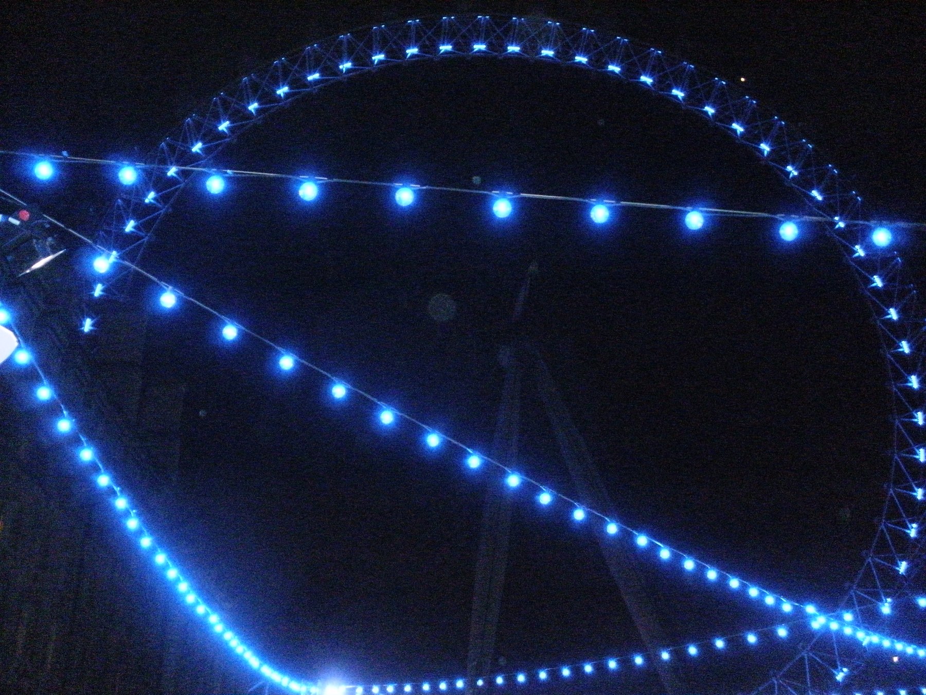 London Eye: prețuri, când să mergi și dacă merită în 2026 7 Detaliu al iluminatului albastru nocturn al roții London Eye
