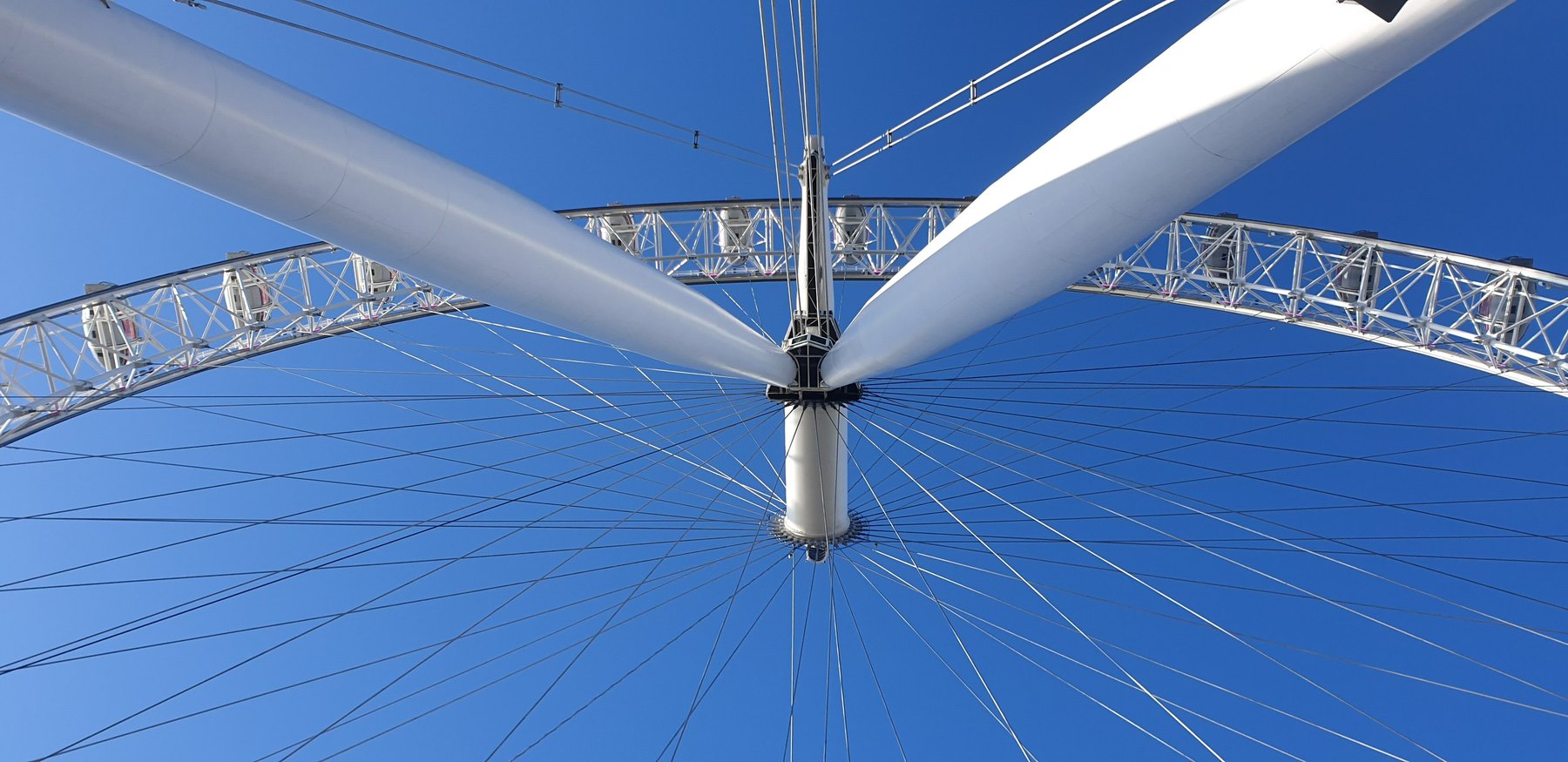 London Eye: prețuri, când să mergi și dacă merită în 2026 1 Vedere de jos spre roata London Eye pe fundalul cerului