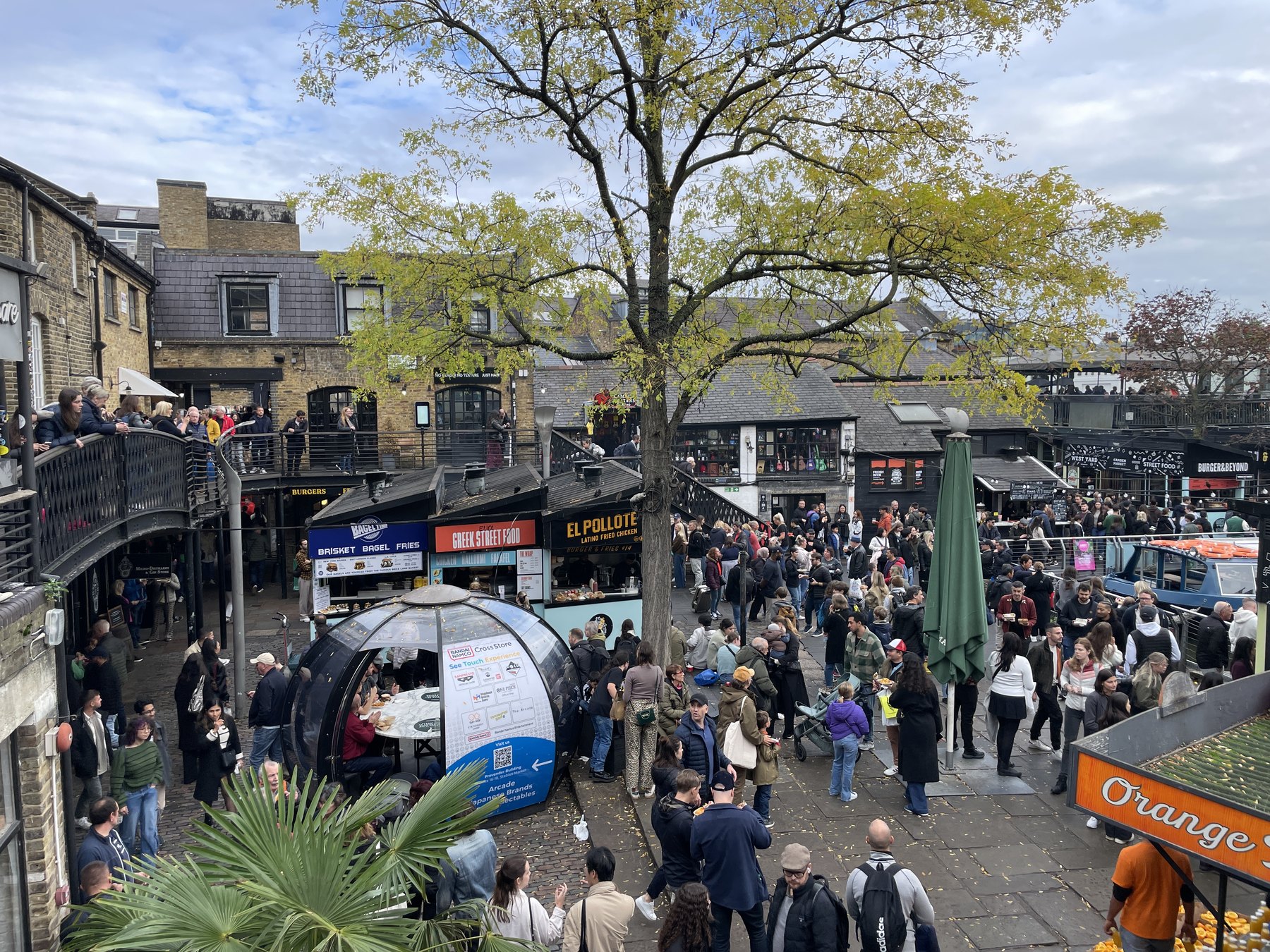 26 de lucruri de văzut și făcut în Londra în 2026 (+ hartă) 17 Mulțime de oameni în piața Camden Market